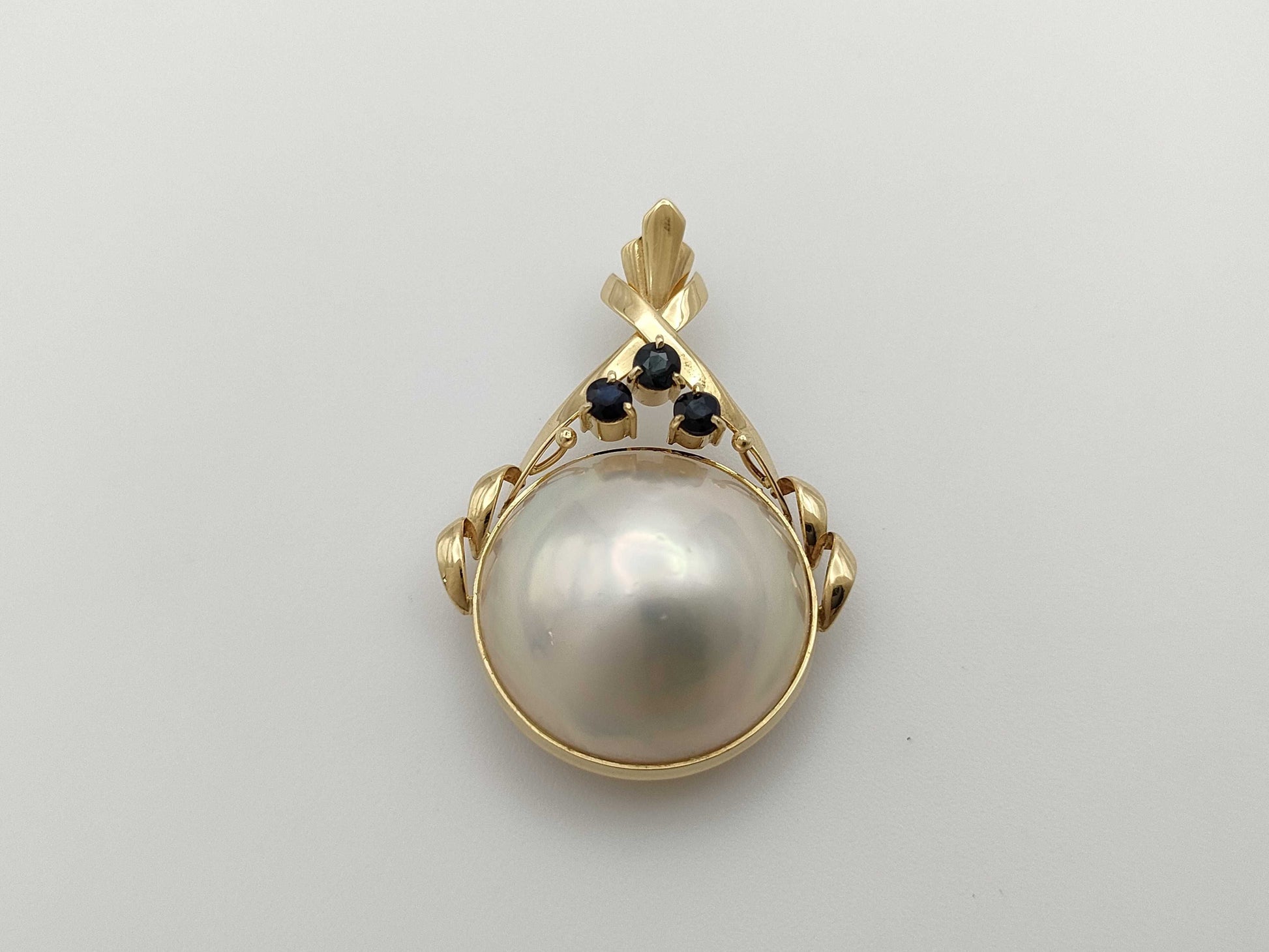 Mabe pearl pendant, approximately 15.4mm diameter, sapphire, 18K gold, 3.6g 