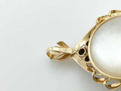 Mabe pearl pendant, approximately 15.4mm diameter, sapphire, 18K gold, 3.6g 