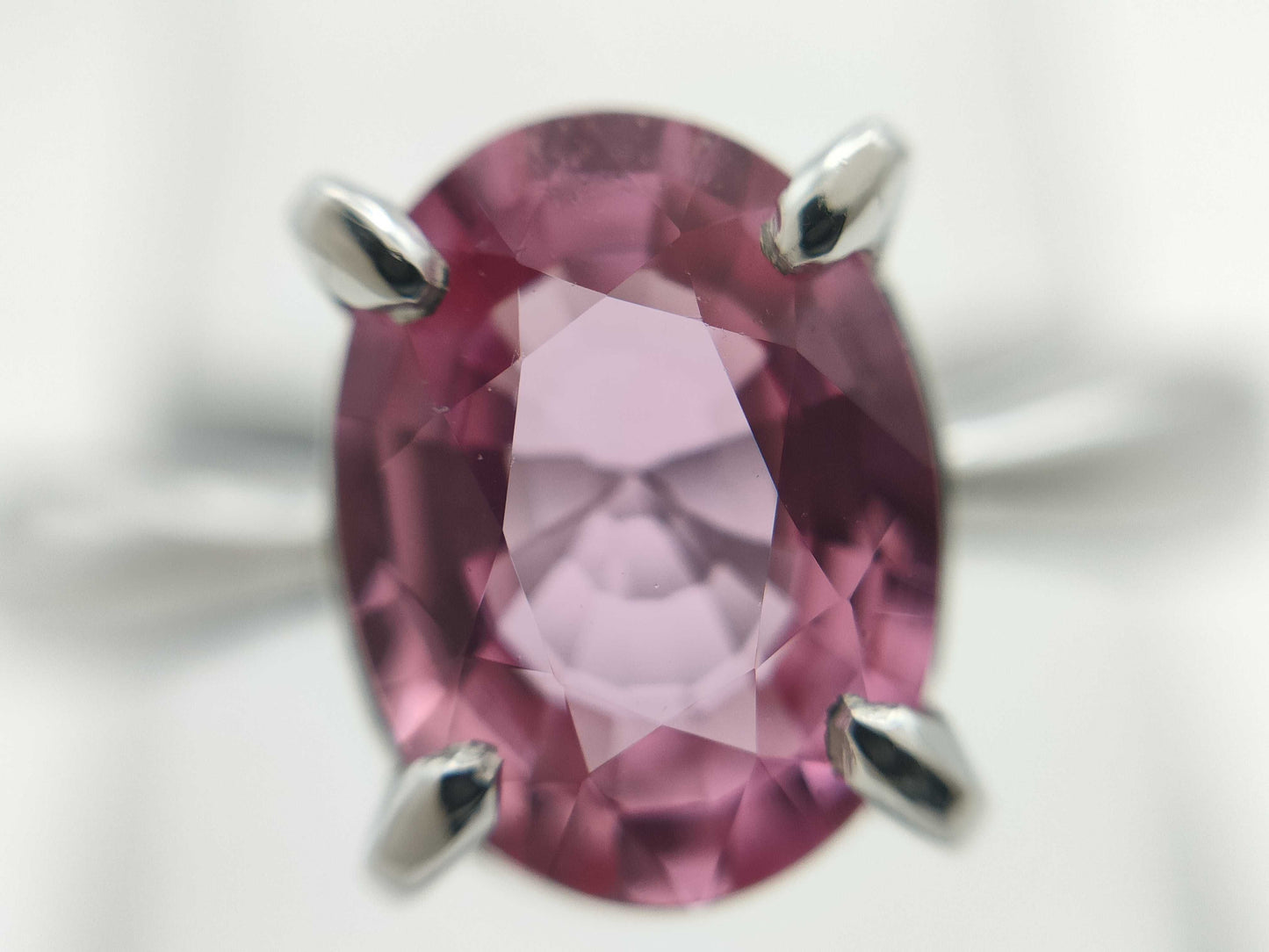 1.35ct colored stone, 4.3g, 18K white gold ring 