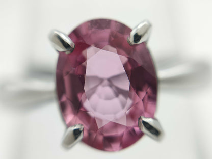 1.35ct colored stone, 4.3g, 18K white gold ring 