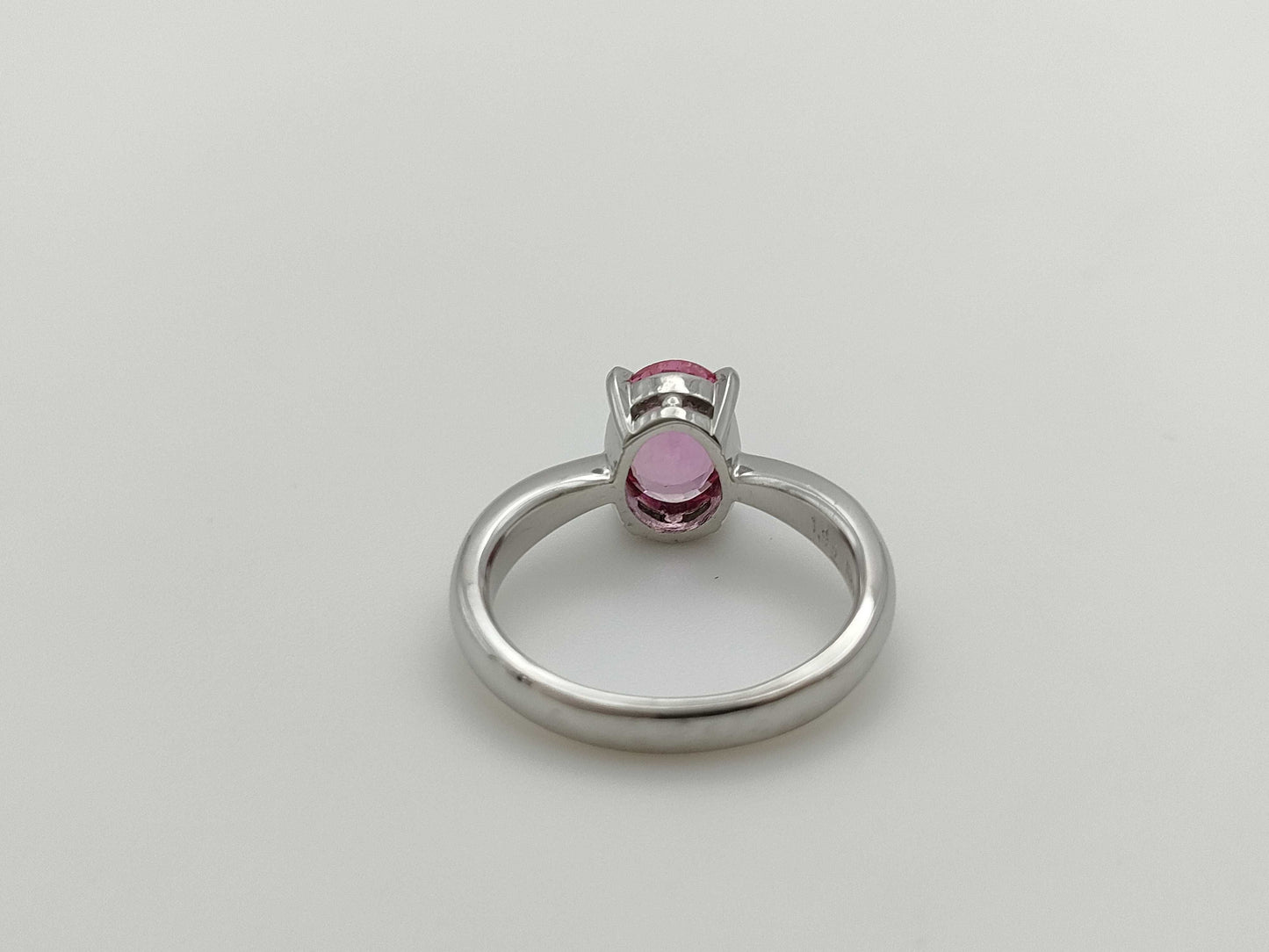 1.35ct colored stone, 4.3g, 18K white gold ring 