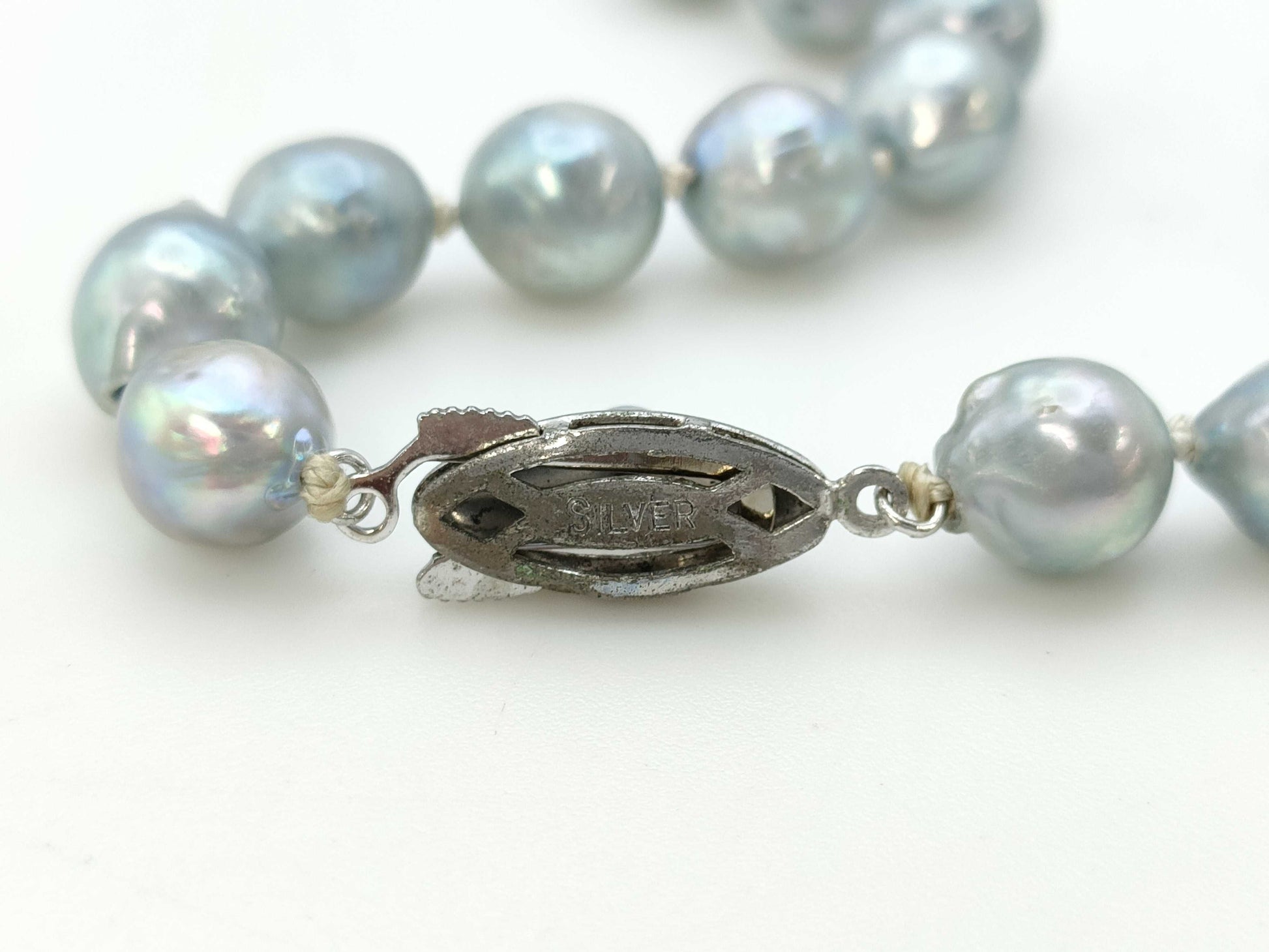 Semi-round pearl necklace, diameter approximately 7.7mm-7.8mm, sterling silver, 28.2g .