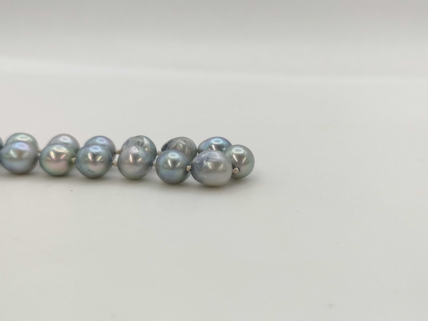 Semi-round pearl necklace, diameter approximately 7.7mm-7.8mm, sterling silver, 28.2g .
