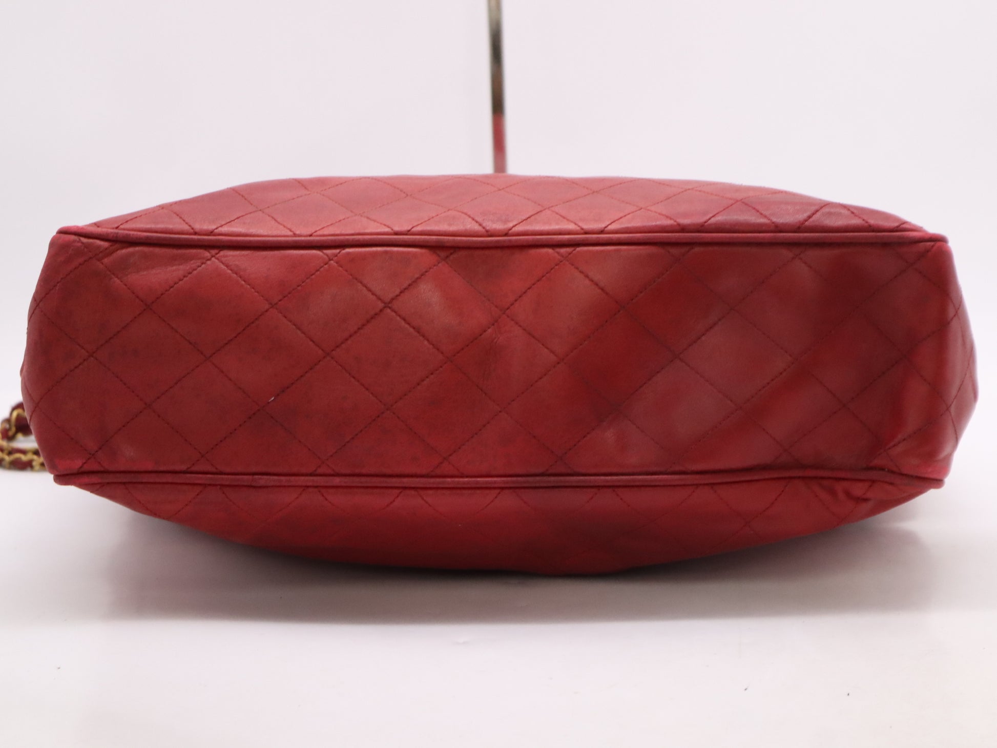 CHANEL Lambskin Matelasse Chain Bag with GD Hardware and Red Seal 0553792 Tote Bag