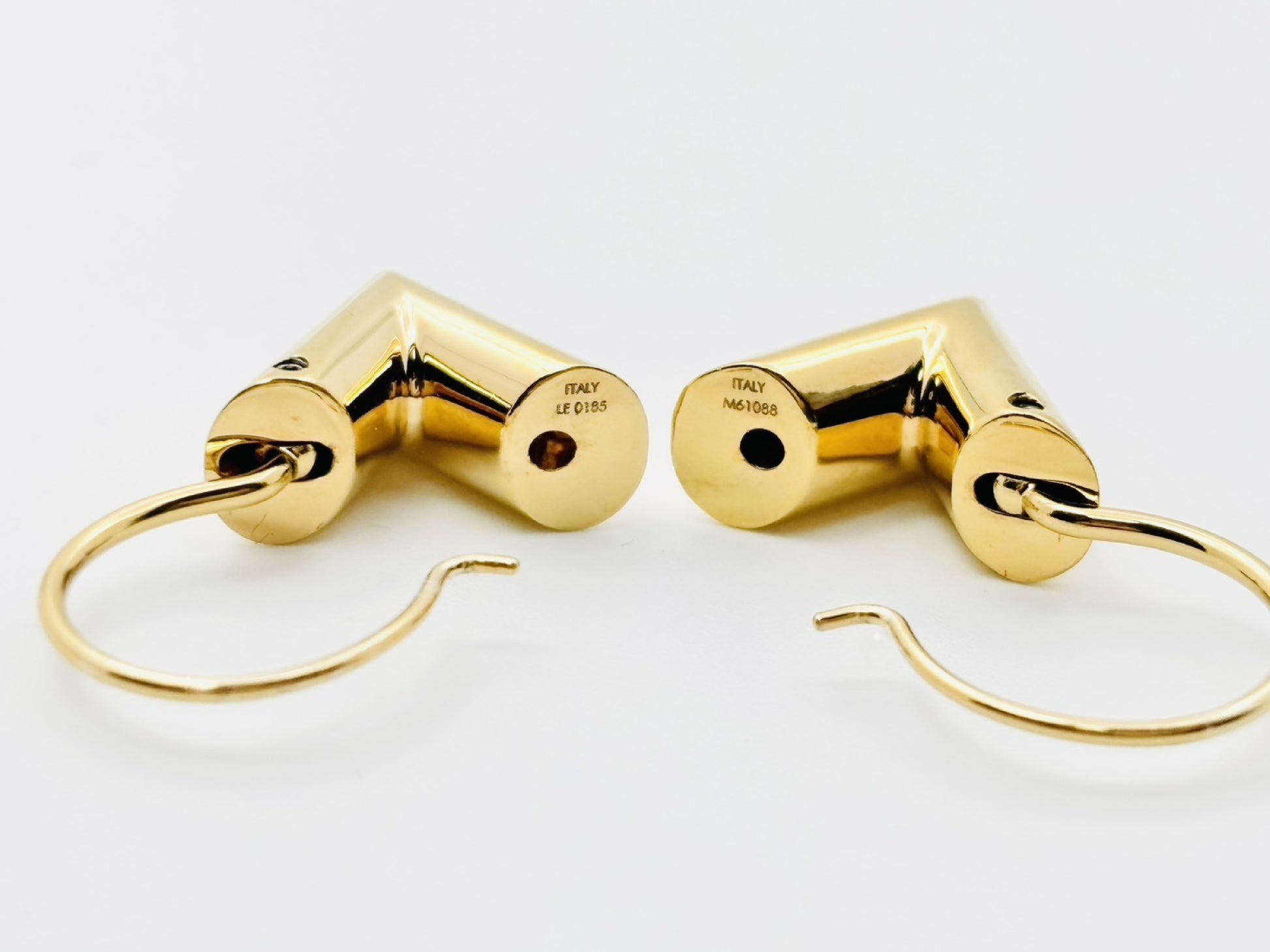 LOUIS VUITTON Essential V Earrings, Gold, M61088, LE0185