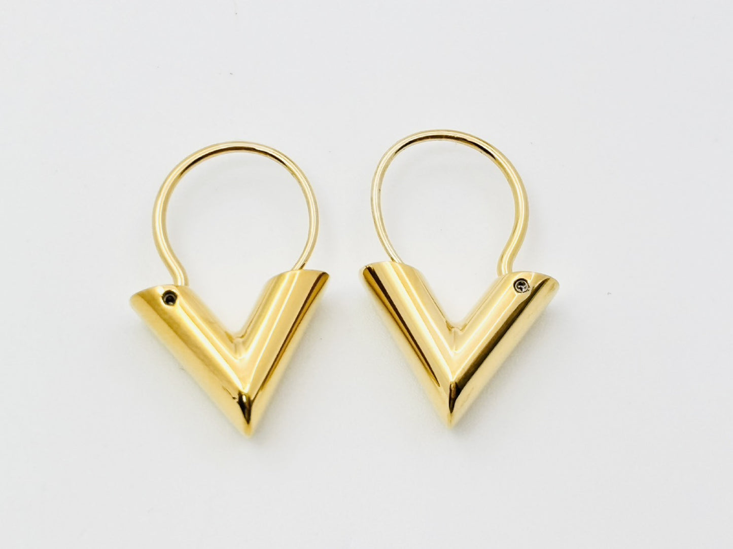 LOUIS VUITTON Essential V Earrings, Gold, M61088, LE0185