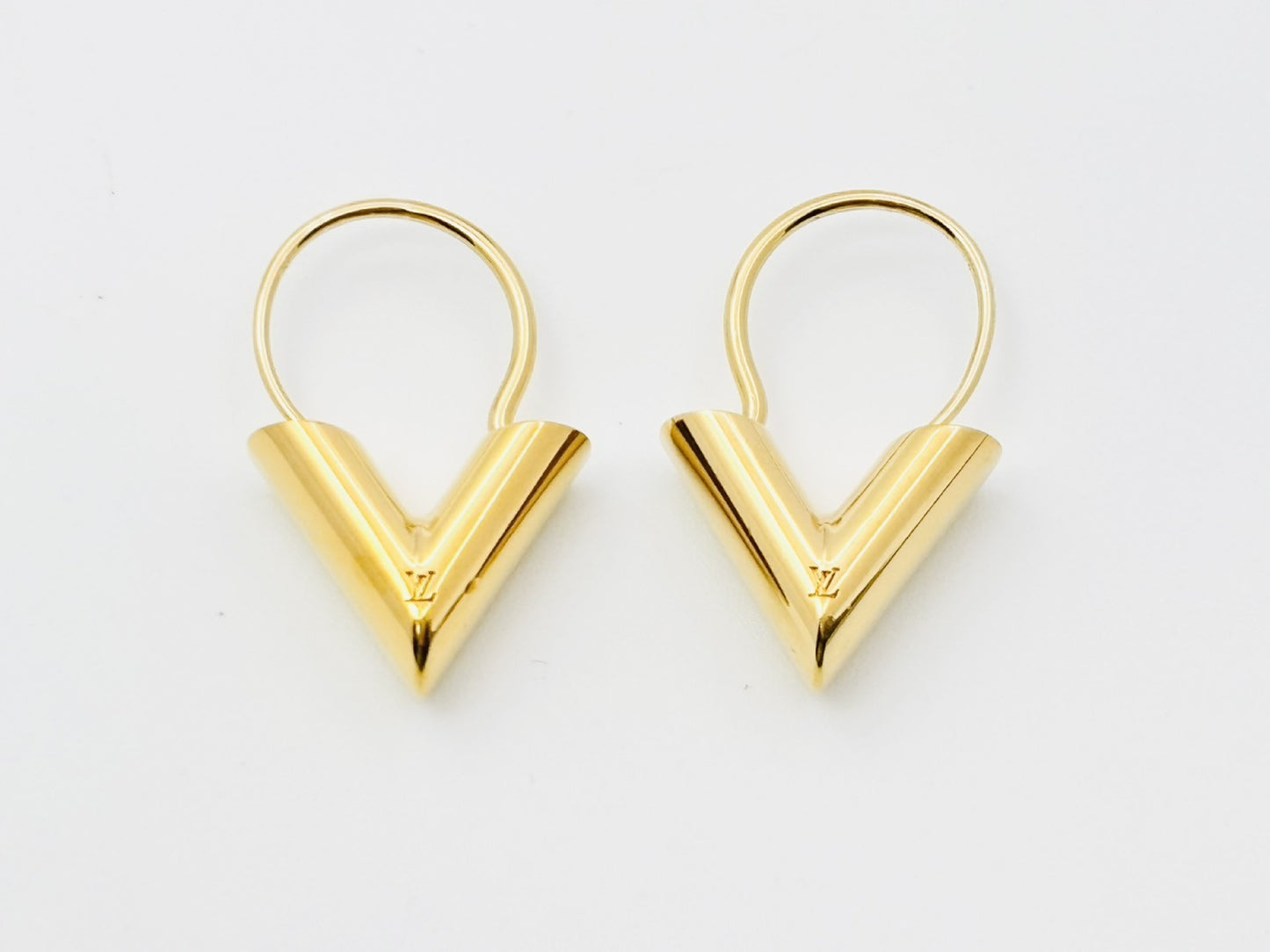 LOUIS VUITTON Essential V Earrings, Gold, M61088, LE0185