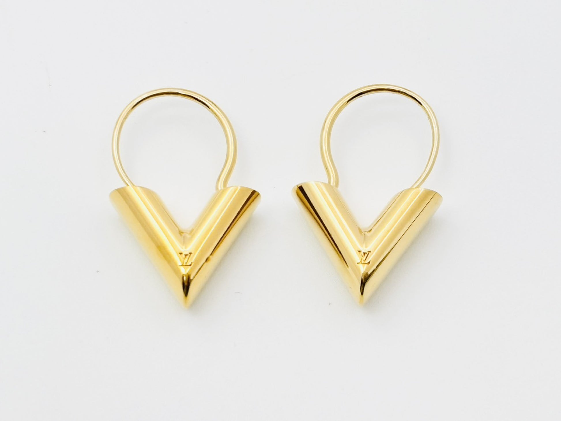 LOUIS VUITTON Essential V Earrings, Gold, M61088, LE0185