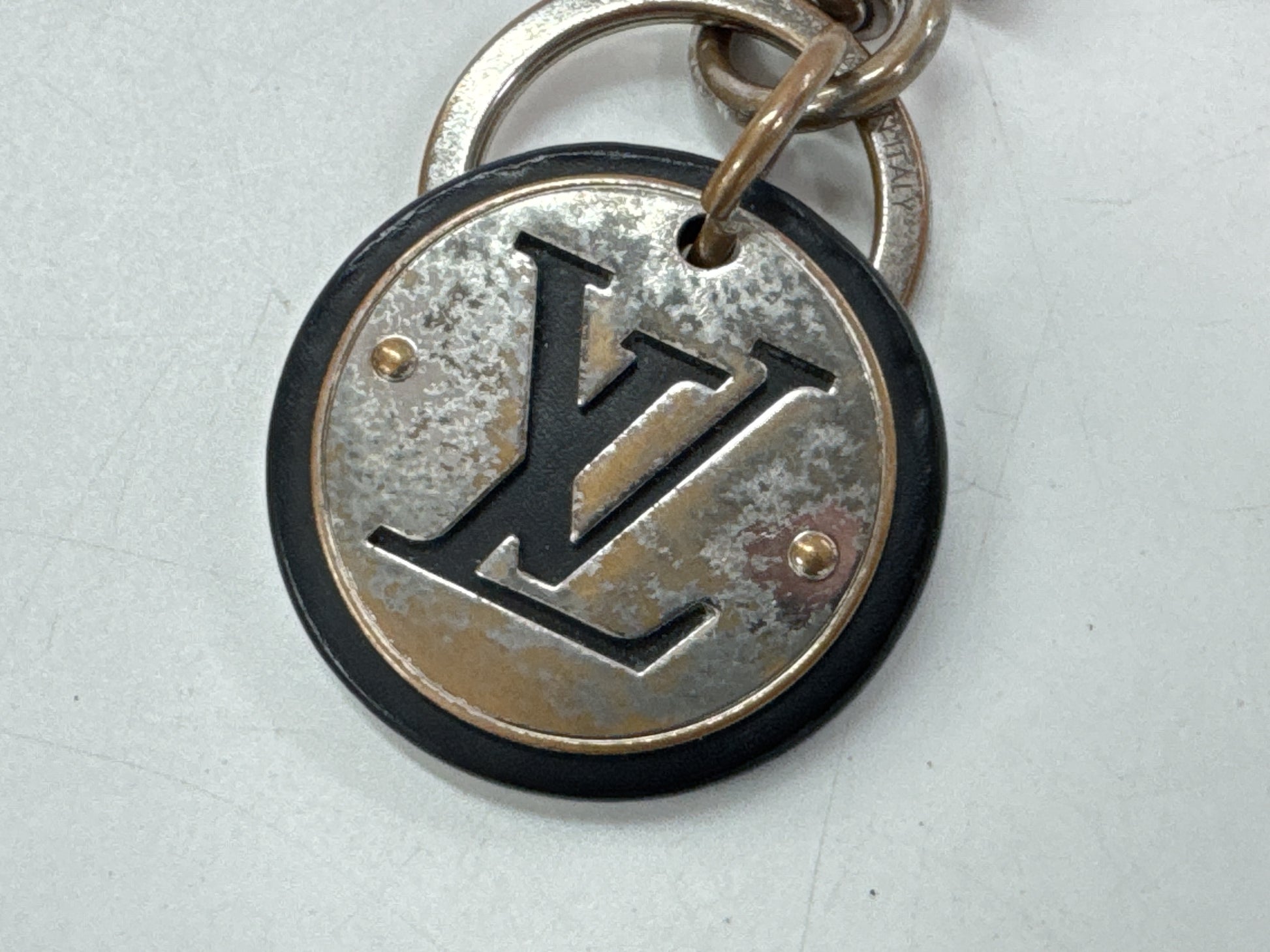 LOUIS VUITTON M67362 LV Circle Keychain Key Case/Keychain