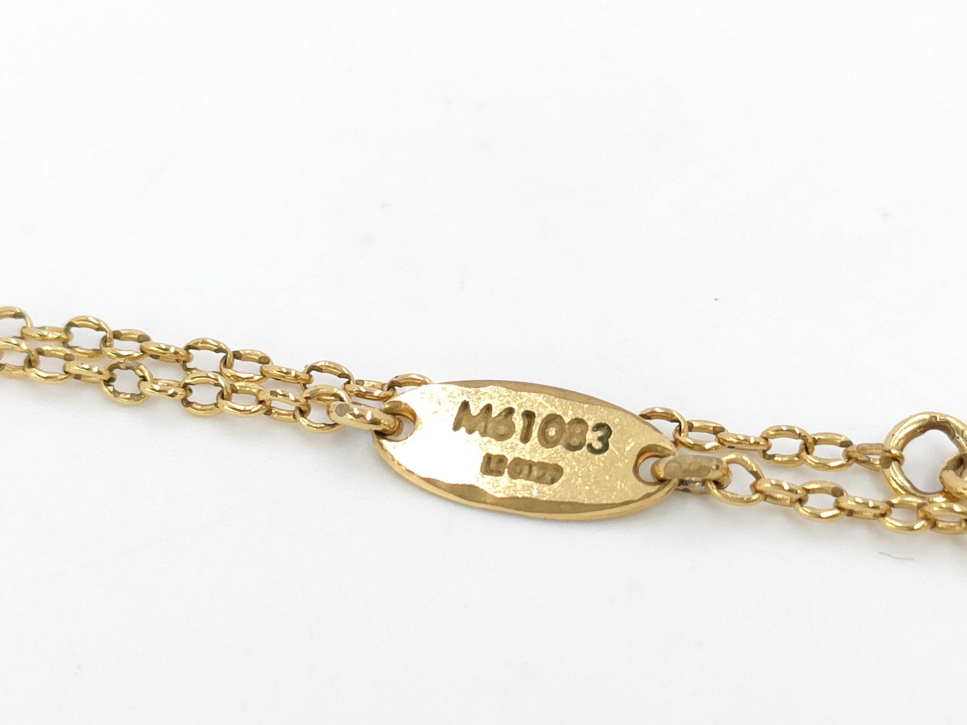 LOUIS VUITTON Essential V Necklace