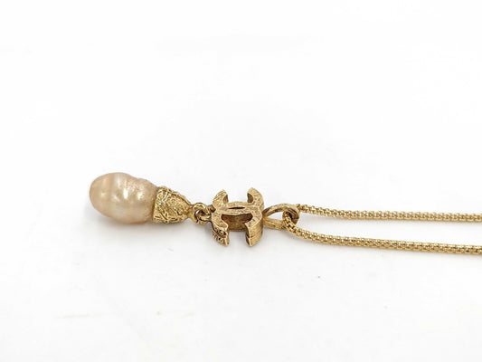 CHANEL pearl necklace