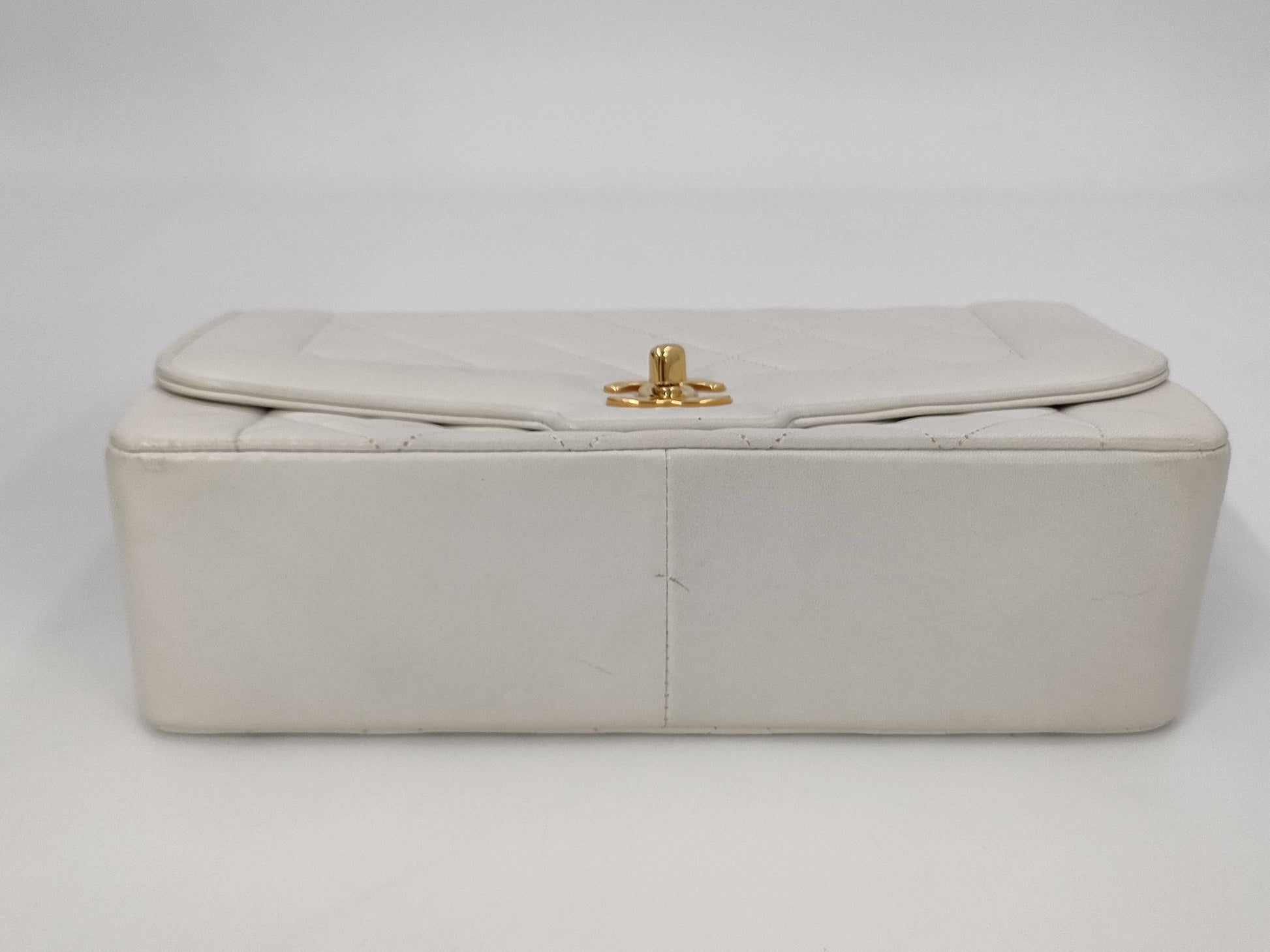 CHANEL Matelasse 25 Lambskin Shoulder Bag with G Hardware, White, 1810657