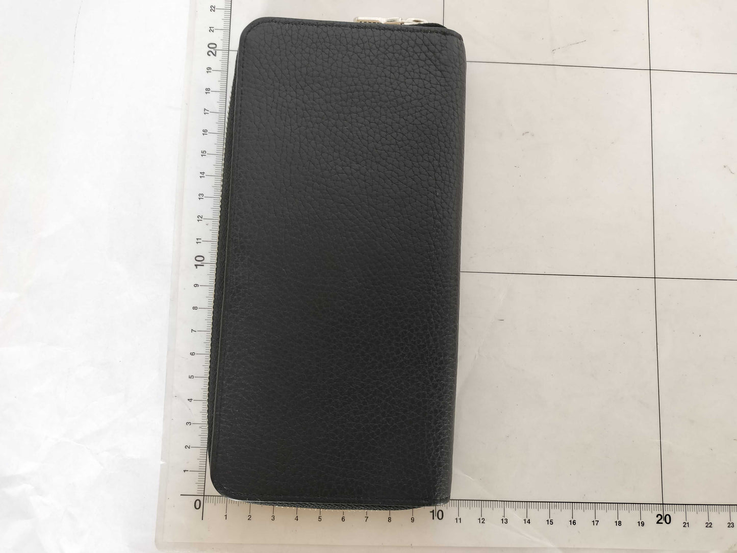 LOUIS VUITTON Taurillon Vertica Zippy Wallet