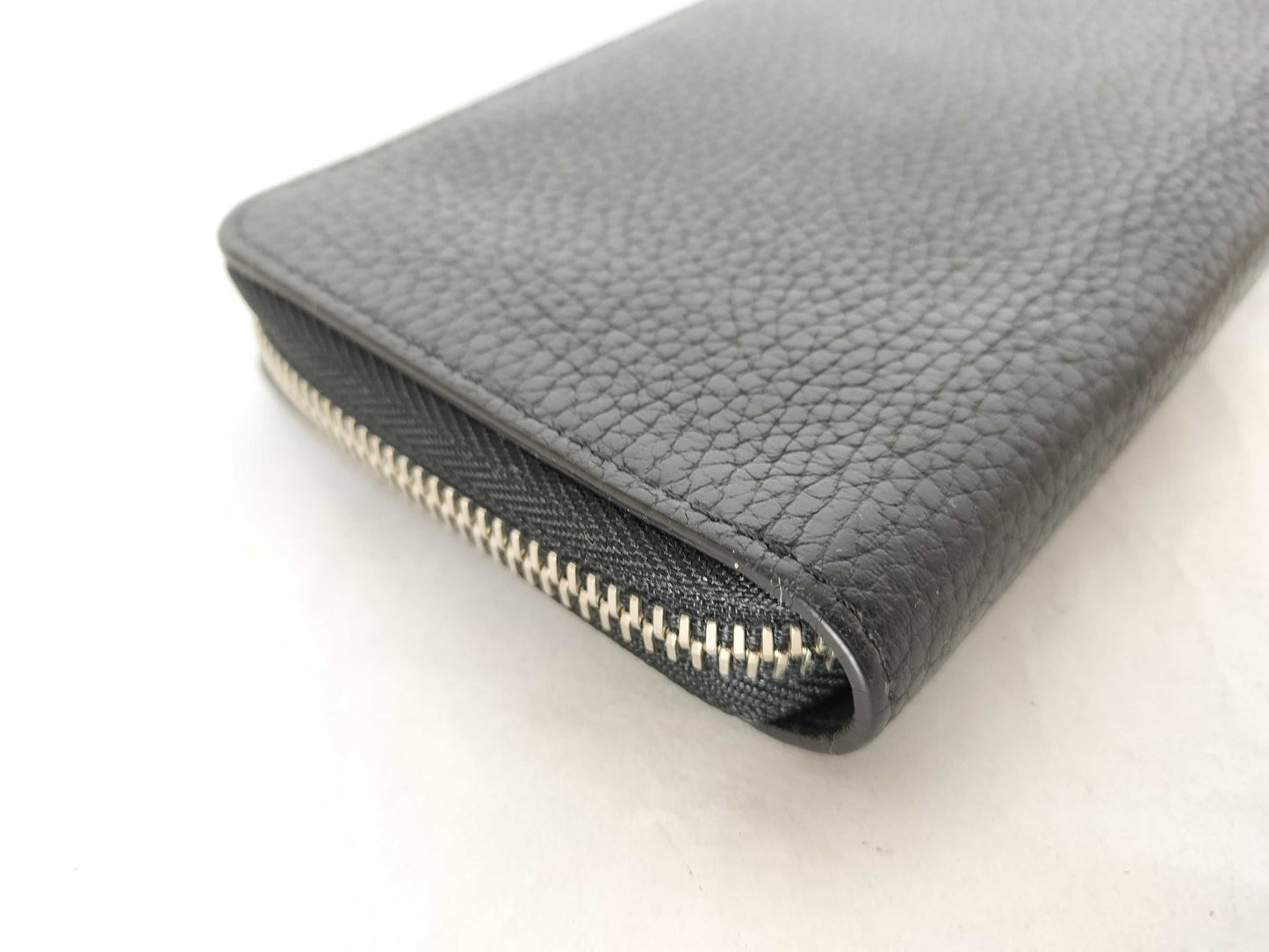 LOUIS VUITTON Taurillon Vertica Zippy Wallet