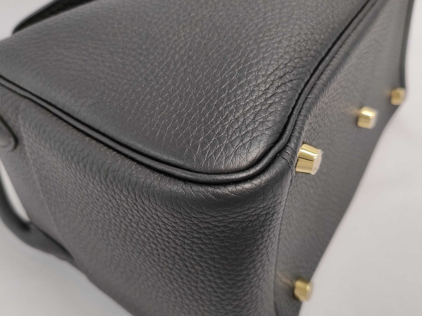 HERMES Lindy 26 U Taurillon Black Gold Handbag