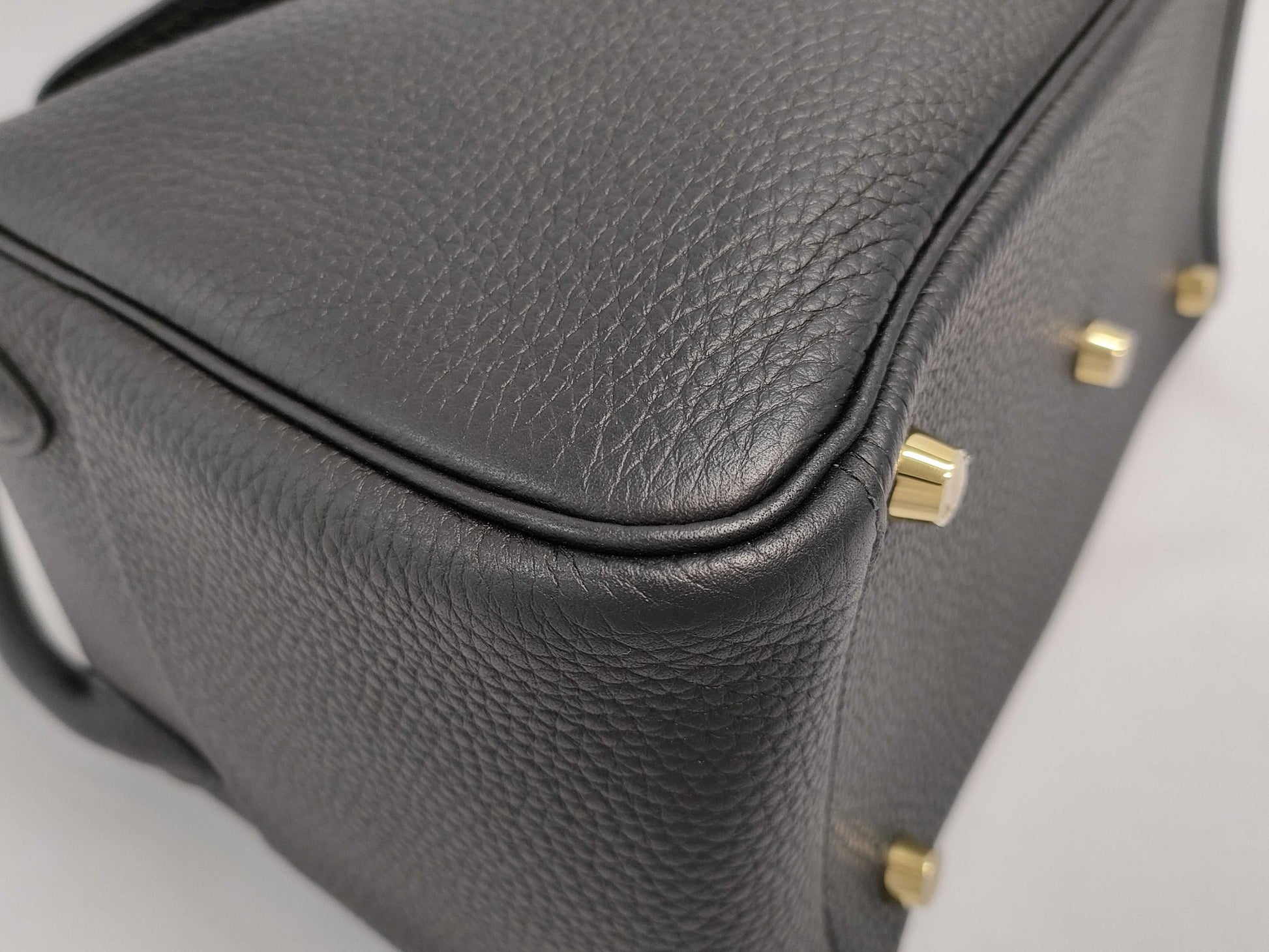 HERMES Lindy 26 U Taurillon Black Gold Handbag