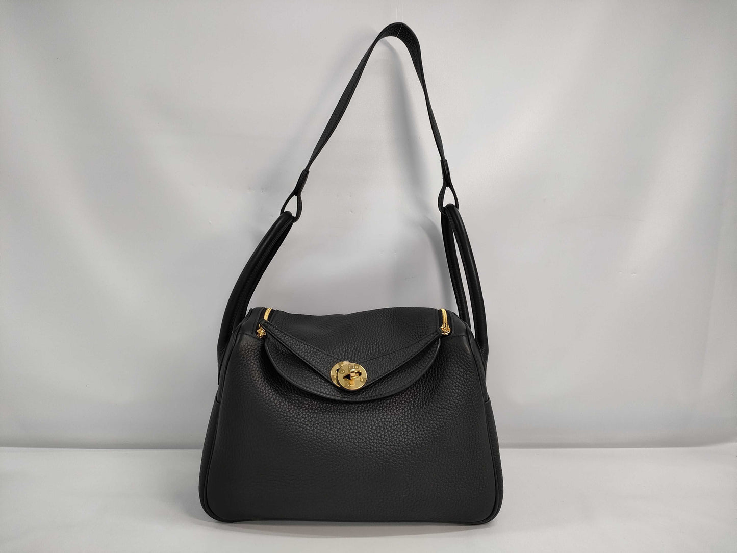 HERMES Lindy 26 U Taurillon Black Gold Handbag