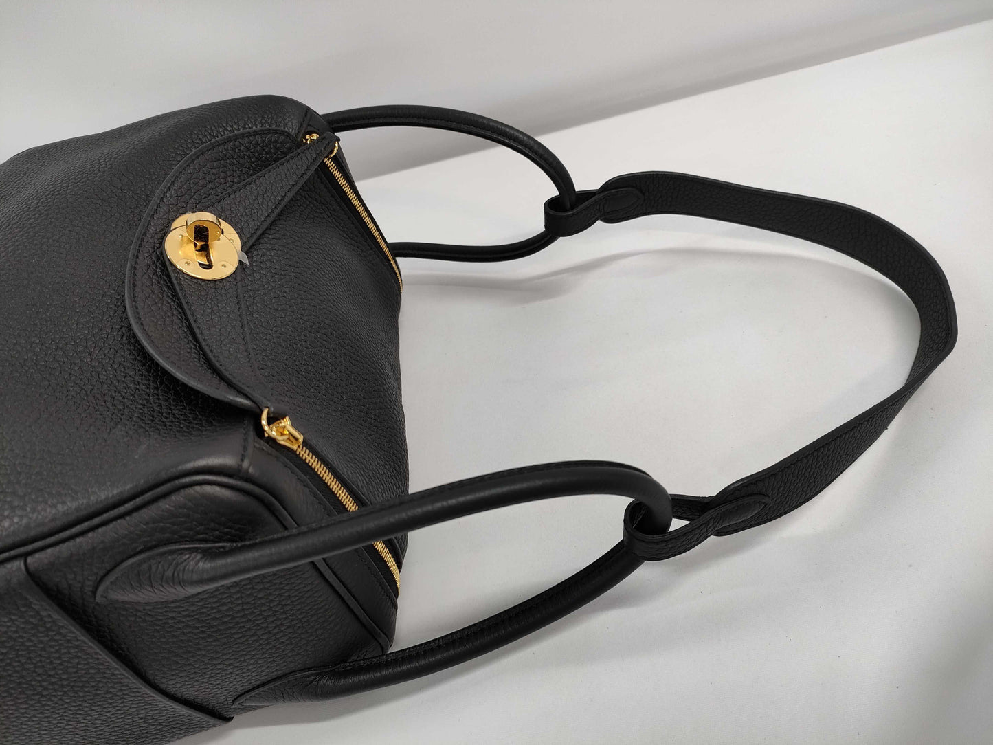 HERMES Lindy 26 U Taurillon Black Gold Handbag