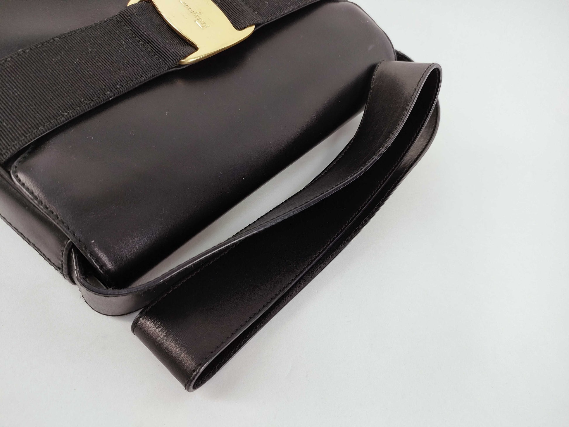 Salvatore Ferragamo Vara Shoulder Bag in Black