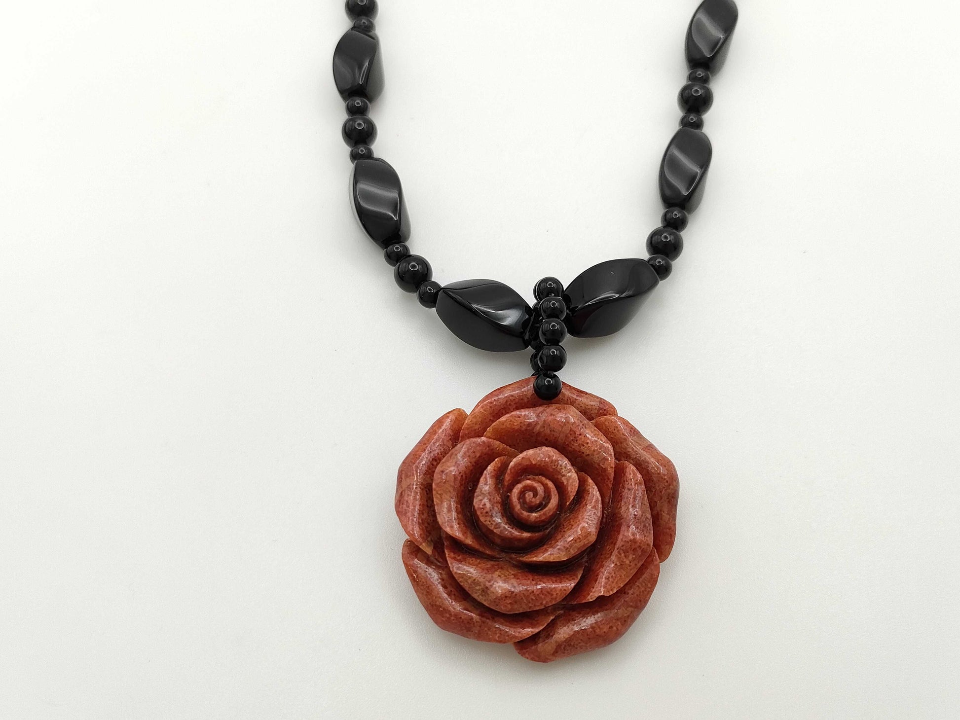 Coral Onyx Metal Necklace 51.0g 