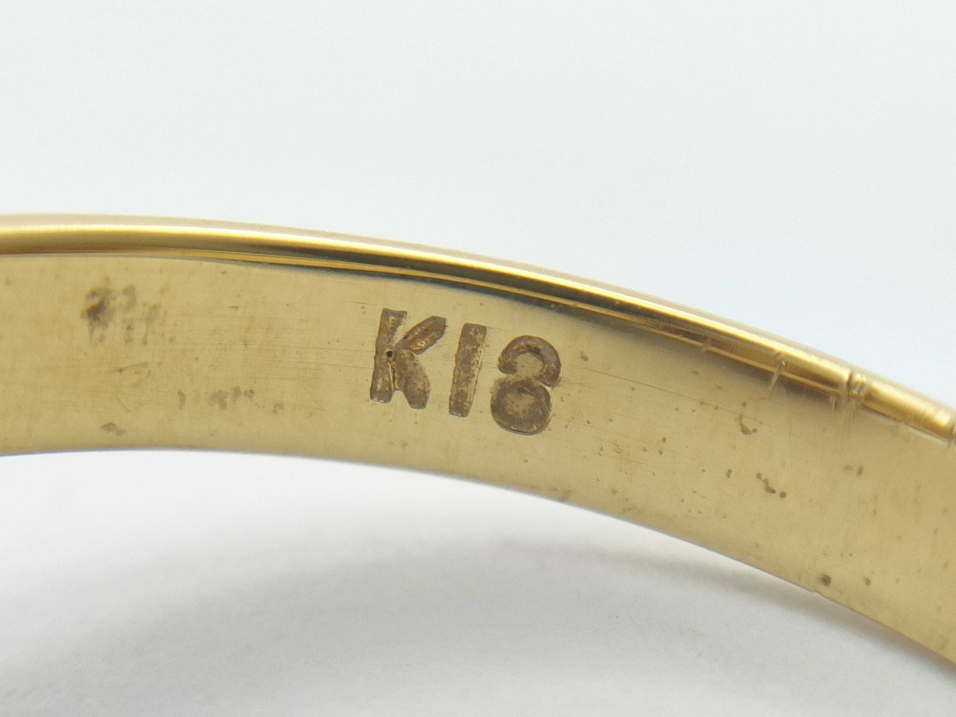 Coral ring, diameter approximately 11.7mm, 18K gold, 5.7g 