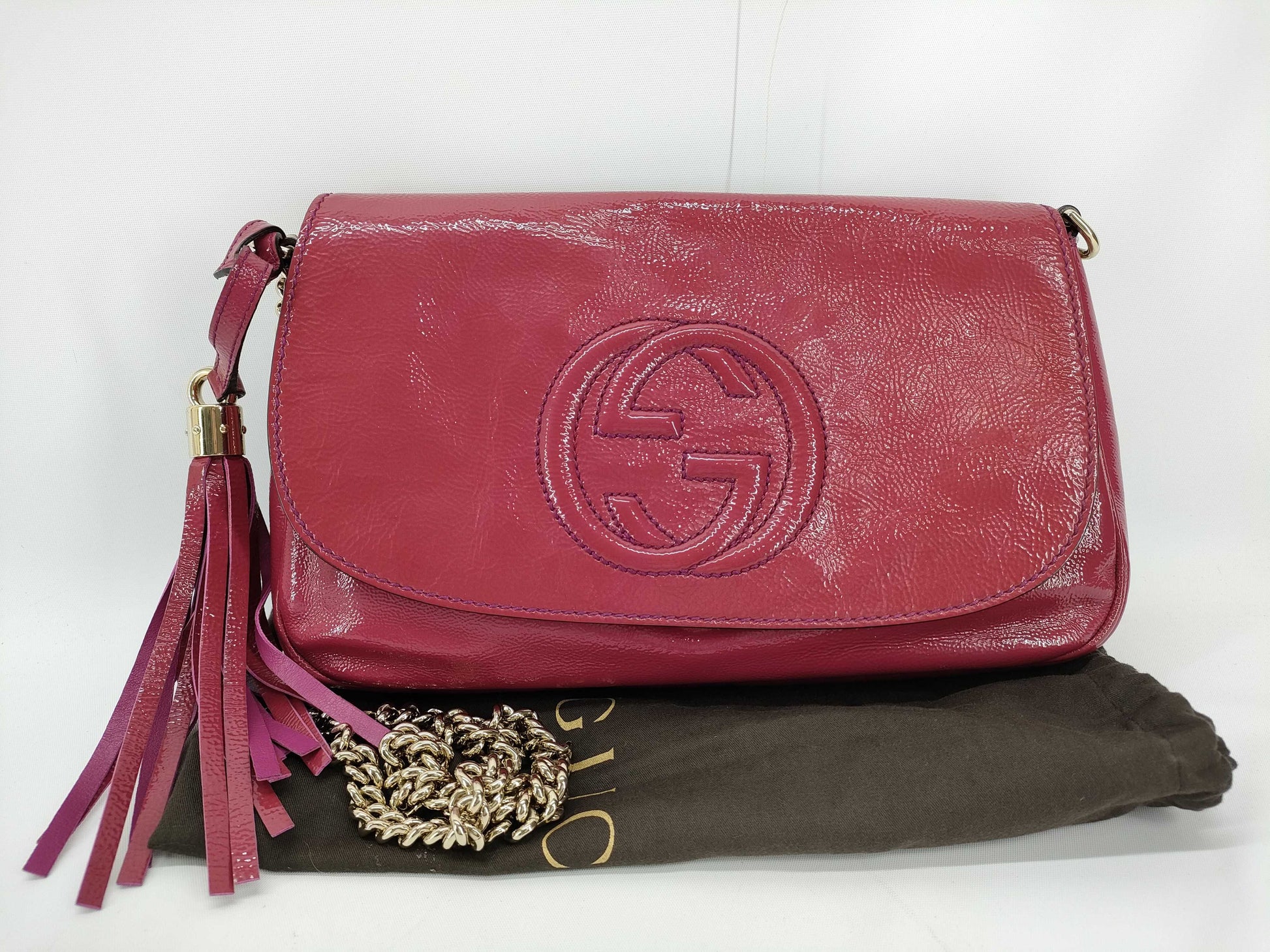 GUCCI Soho Chain Shoulder Bag in Patent Leather, Red