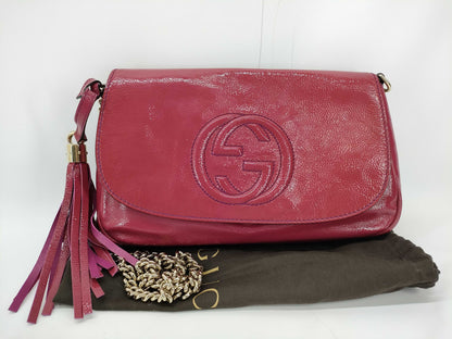 GUCCI Soho Chain Shoulder Bag in Patent Leather, Red