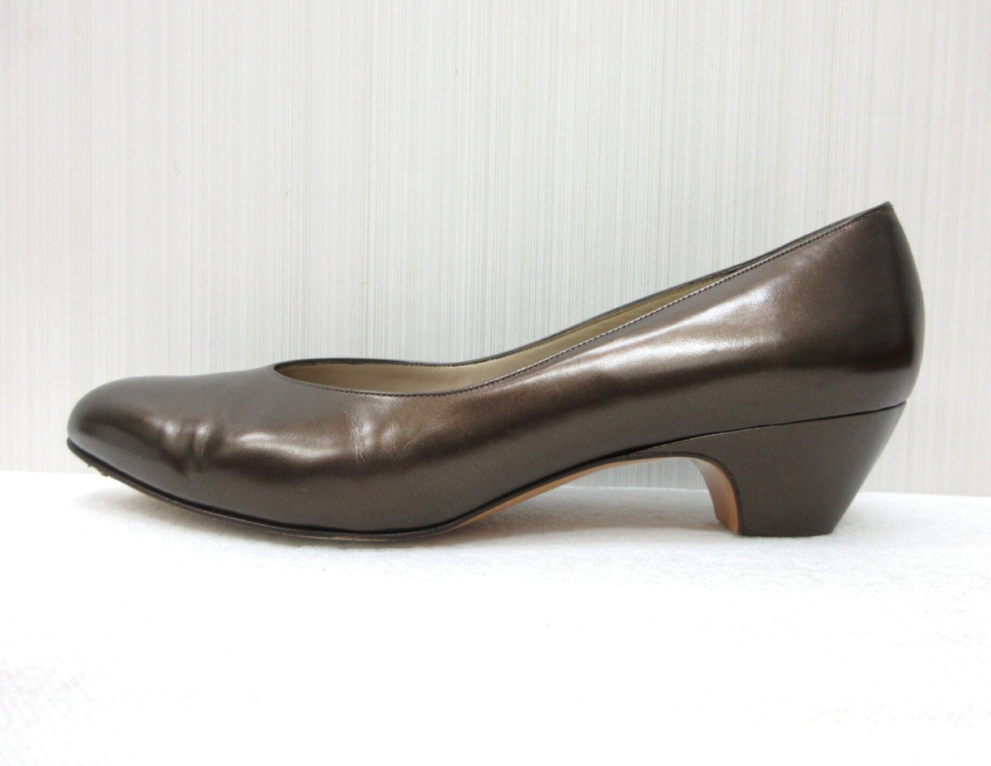 Salvatore Ferragamo Almond Toe Leather Simple 7 Pumps