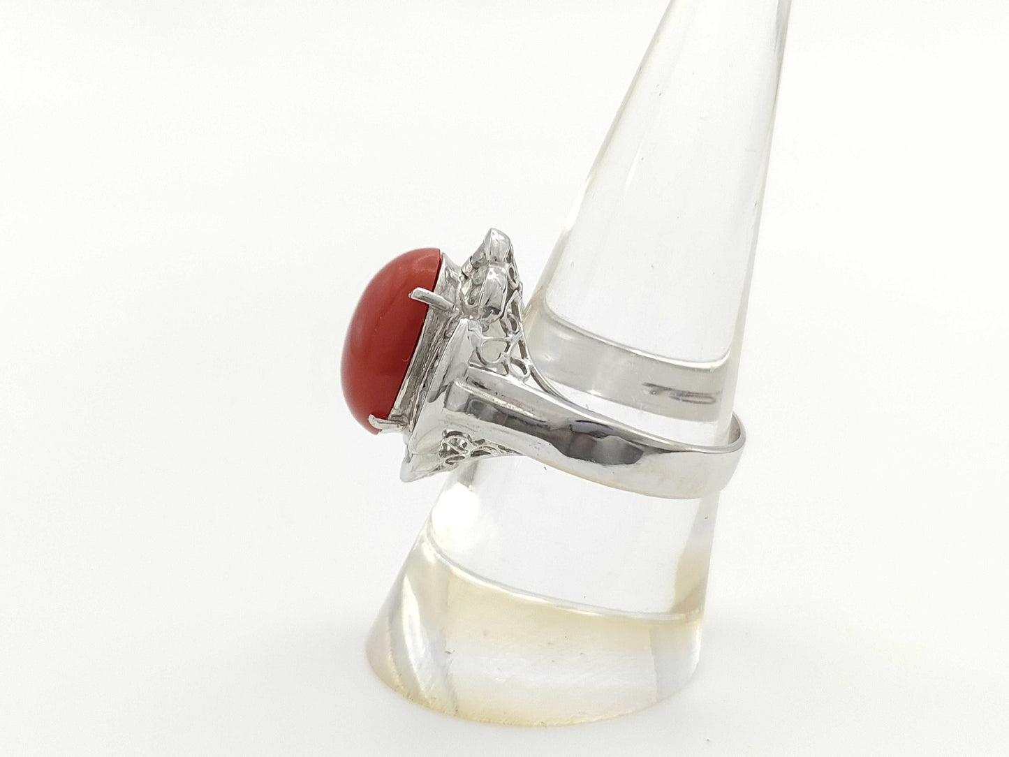 Coral ring, 4.677ct, D0.66ct, 750, 7.8g 