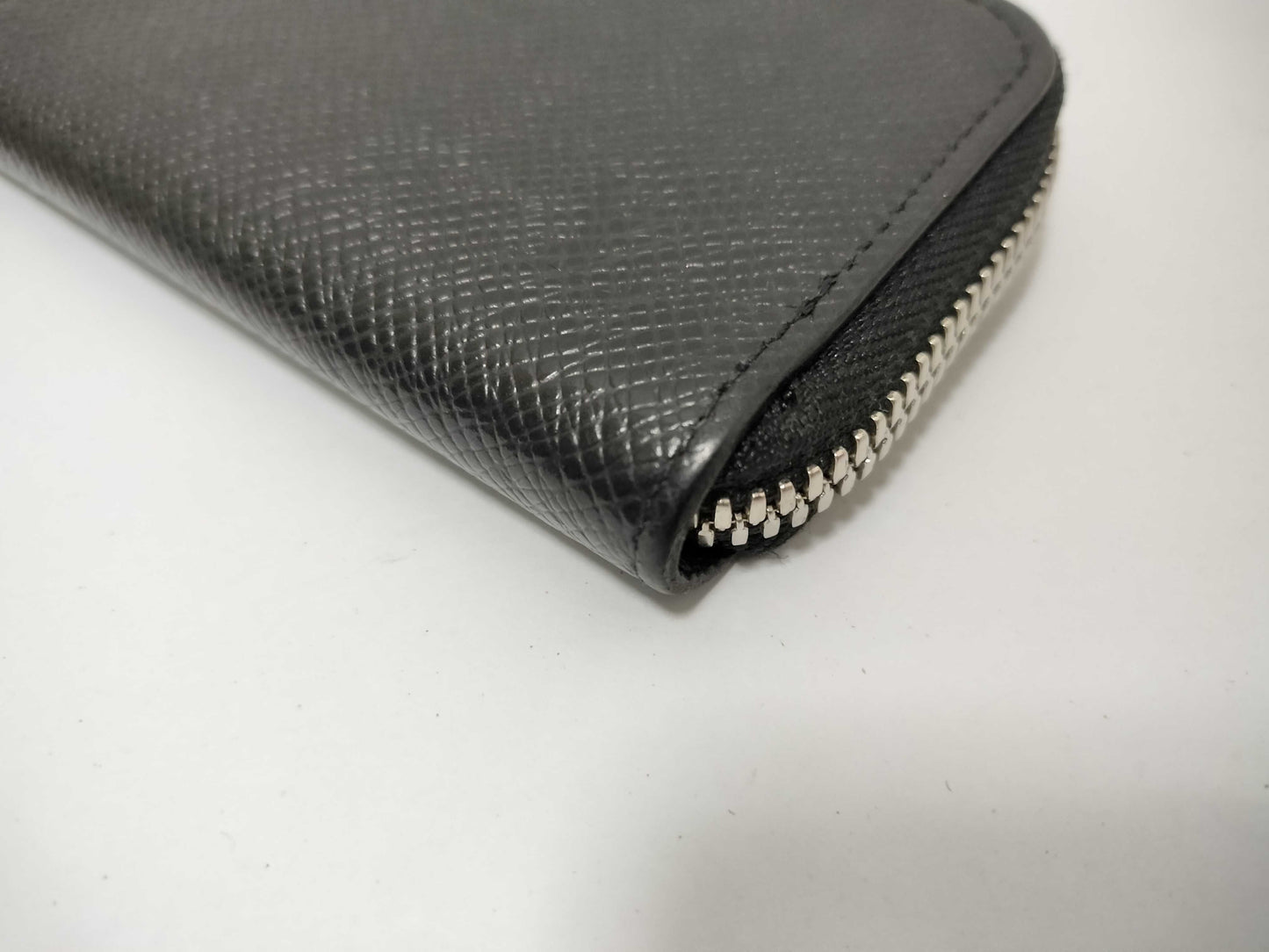 LOUIS VUITTON Taiga RFID Coin Purse