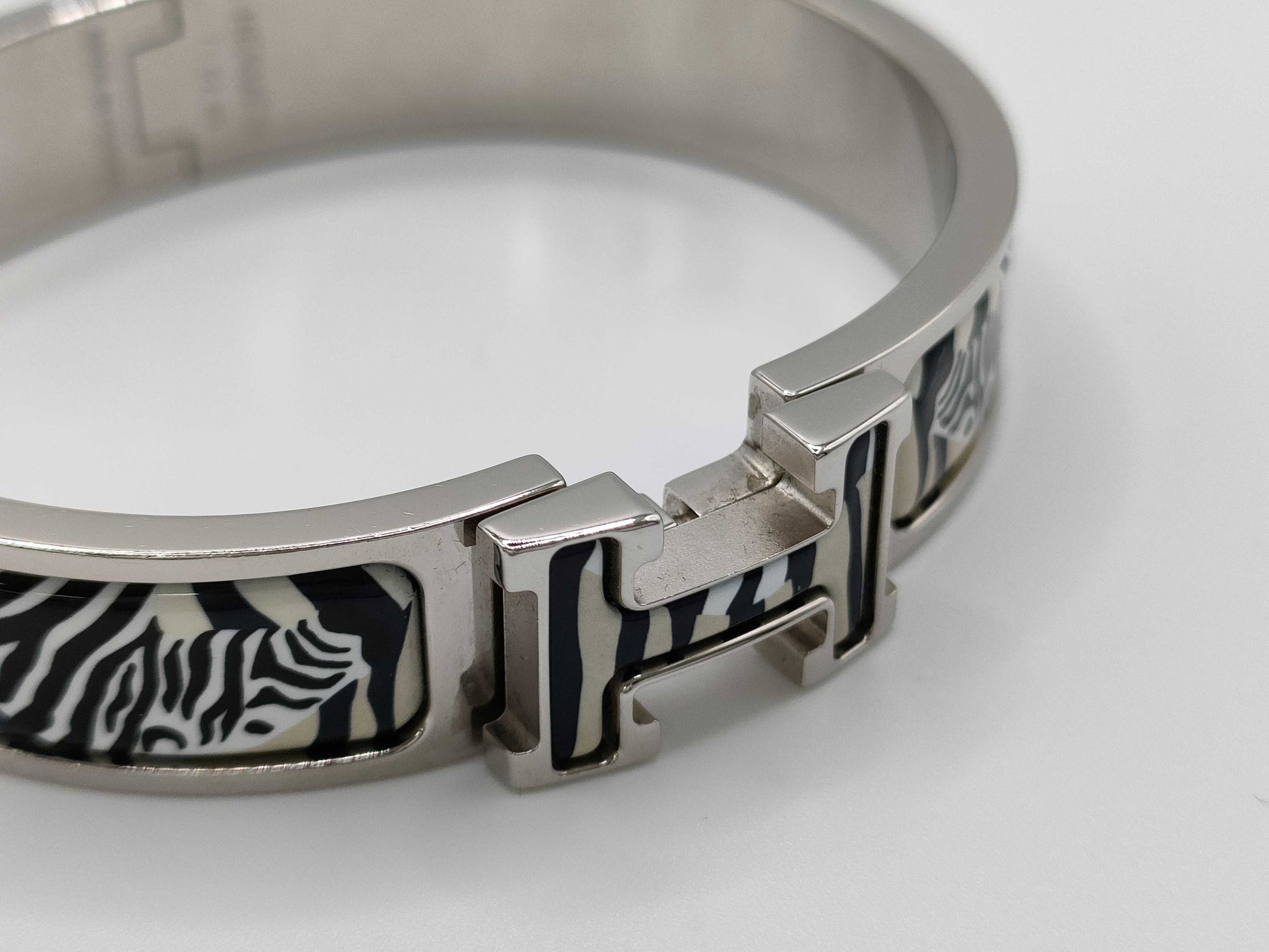 HERMES GPFI02 40 Click Clack H Bangle, Silver Hardware, Box and Dust Bag Included.