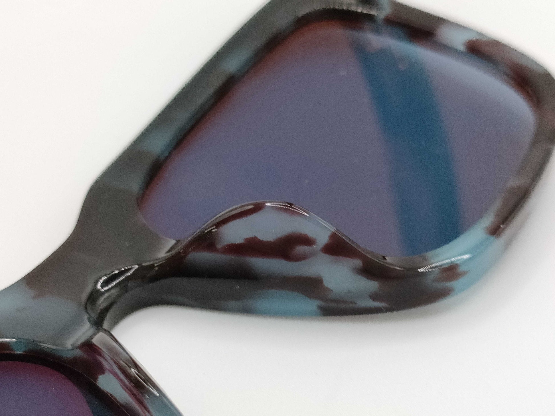  LOUIS VUITTON Z2344E acetate frame sunglasses with LV logo temples, square frame, colored lenses, blue, box and dust bag included.