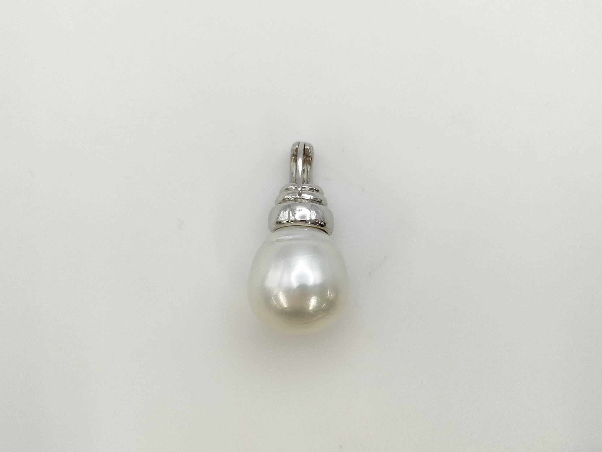 Semi-round pearl, diameter approximately 13.3mm, D0.09ct, PT900, 8.2g, pendant top 