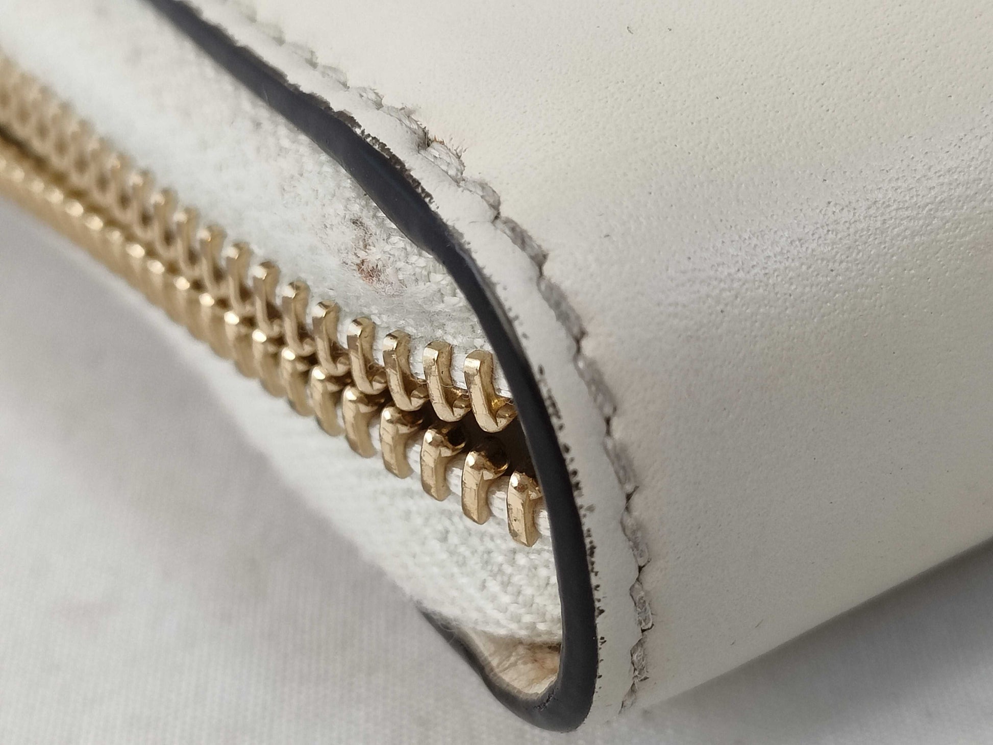 GUCCI Gucci Leather Sherry Zippy Wallet White Wallet