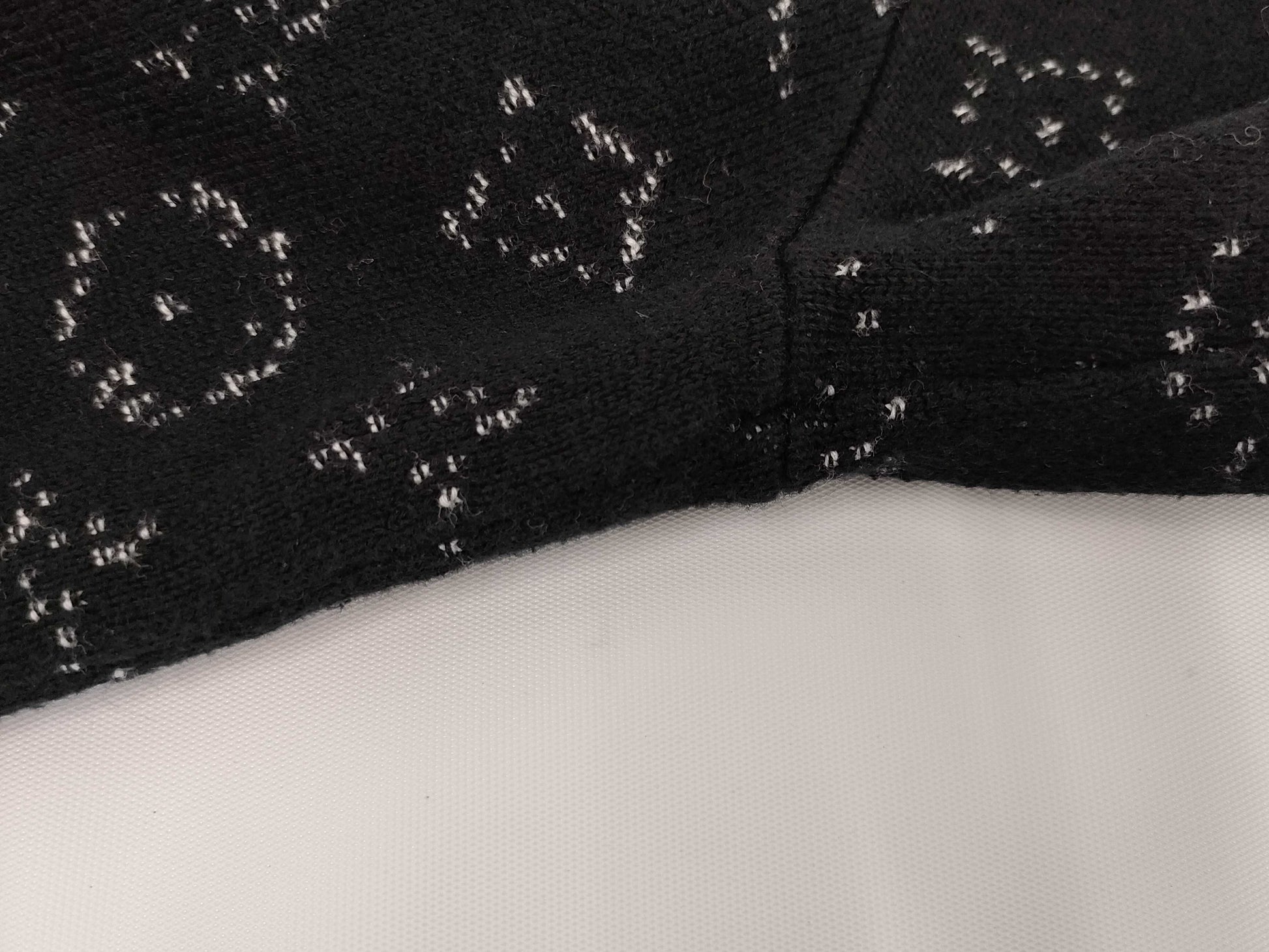 LOUIS VUITTON Gradient Monogram Long Sleeve Knit Sweater Size L Tops