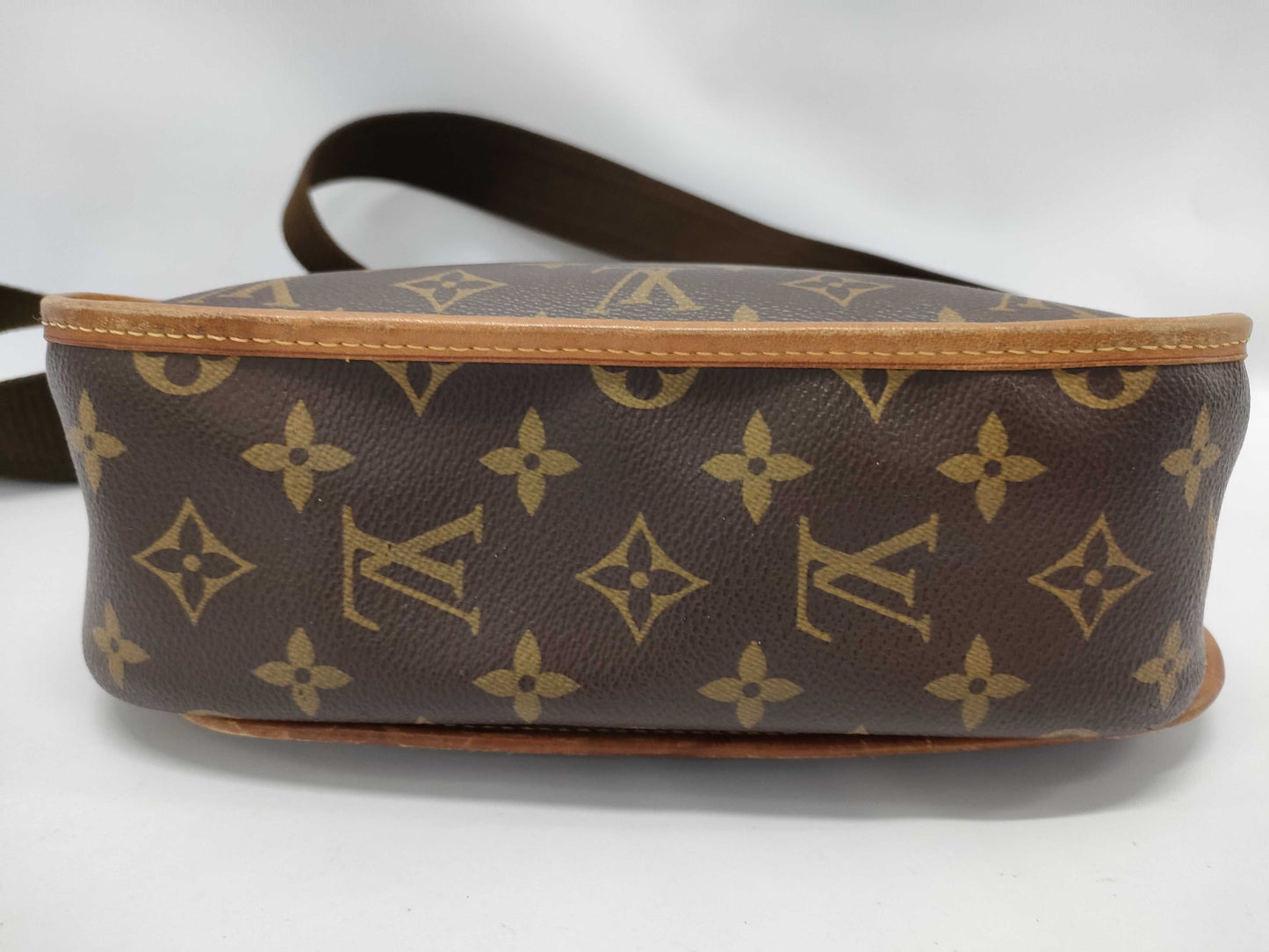 LOUIS VUITTON LV shoulder bag