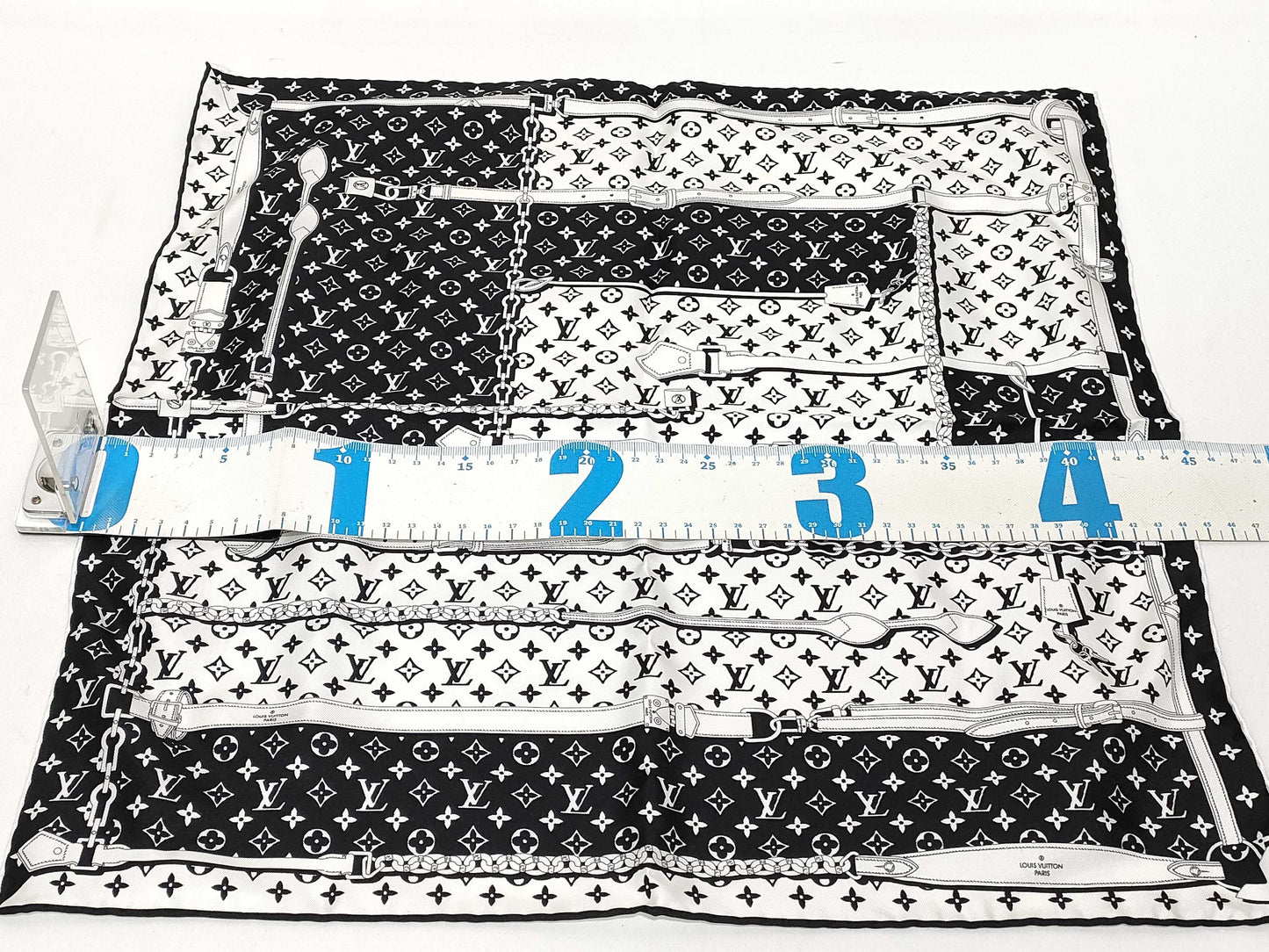 LOUIS VUITTON Monogram Confidential Scarf M77351/MR1221 with tag AB Other accessories