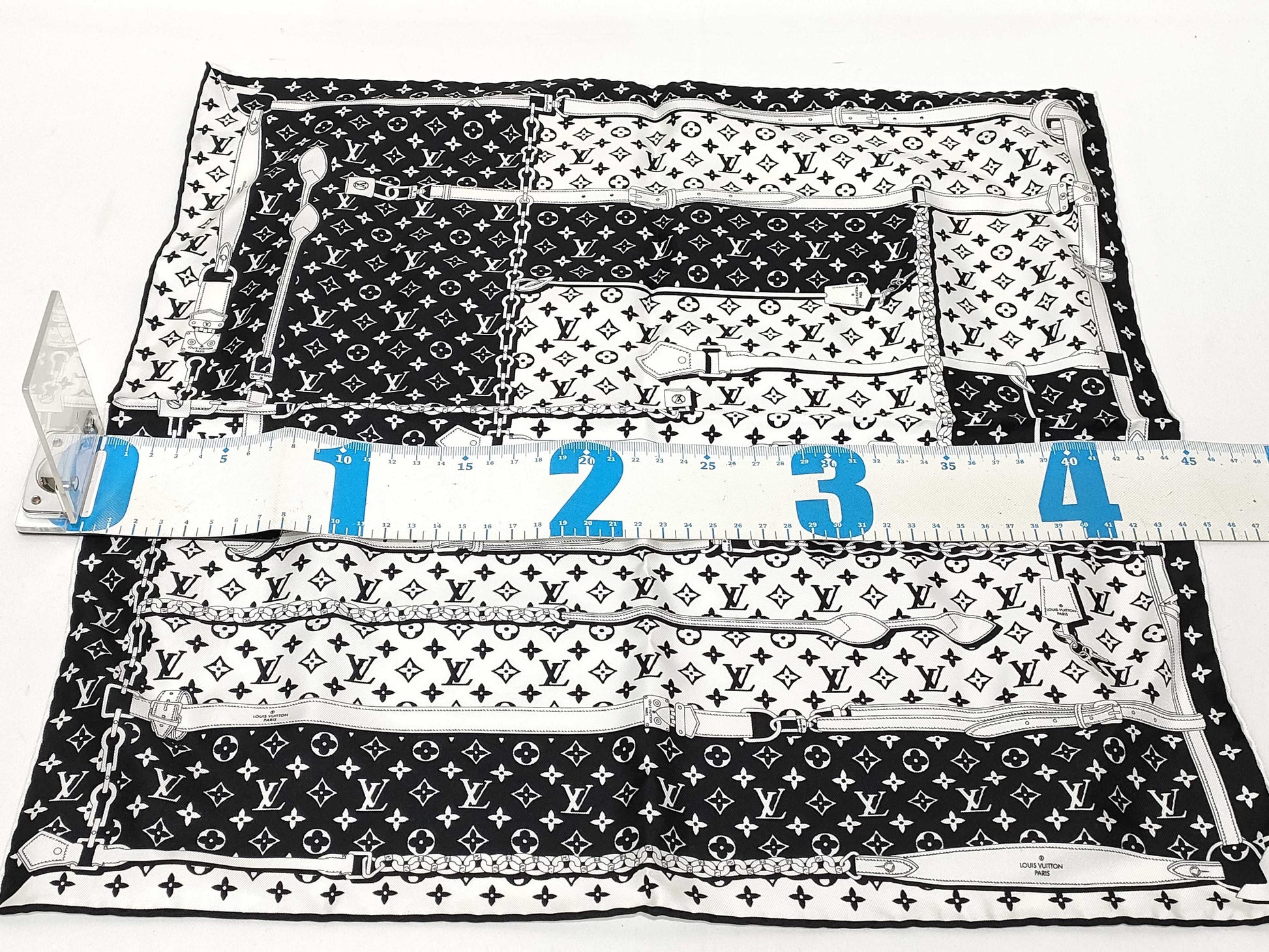 LOUIS VUITTON Monogram Confidential Scarf M77351/MR1221 with tag AB Other accessories