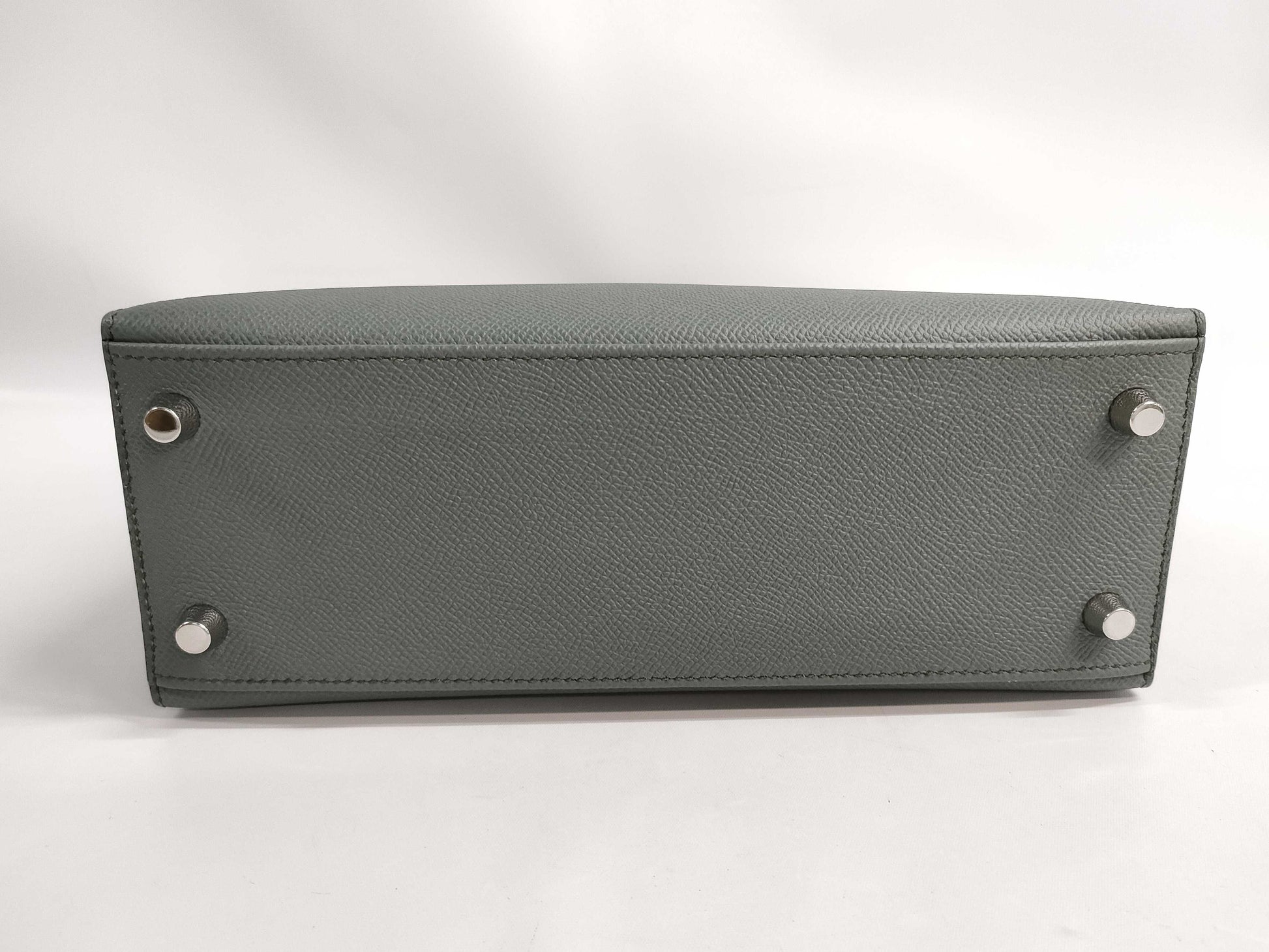 HERMES Kelly 25 Handbag in Gray