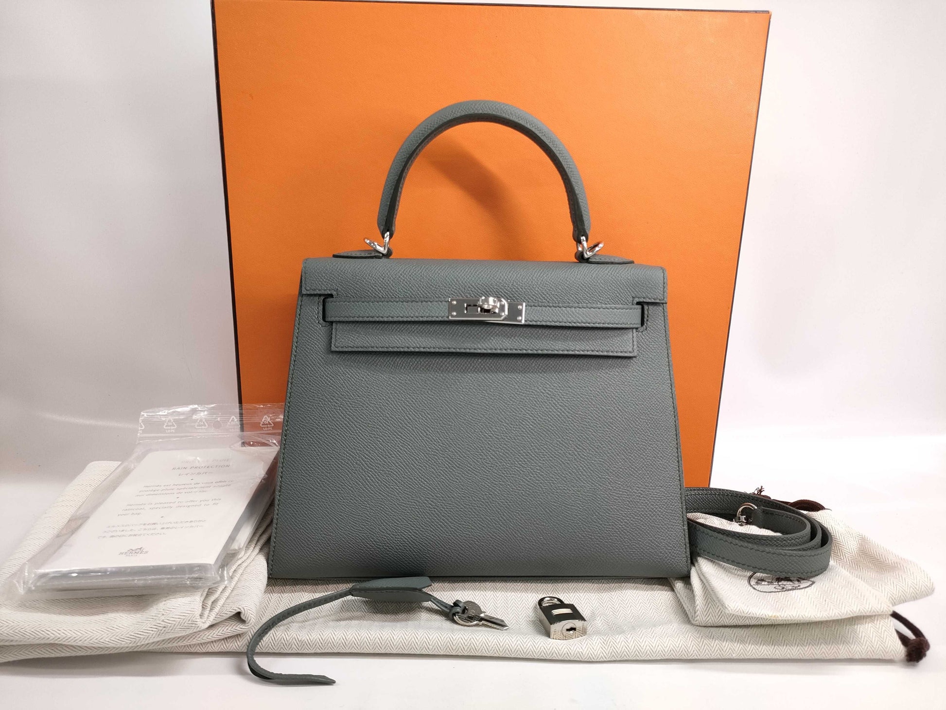 HERMES Kelly 25 Handbag in Gray