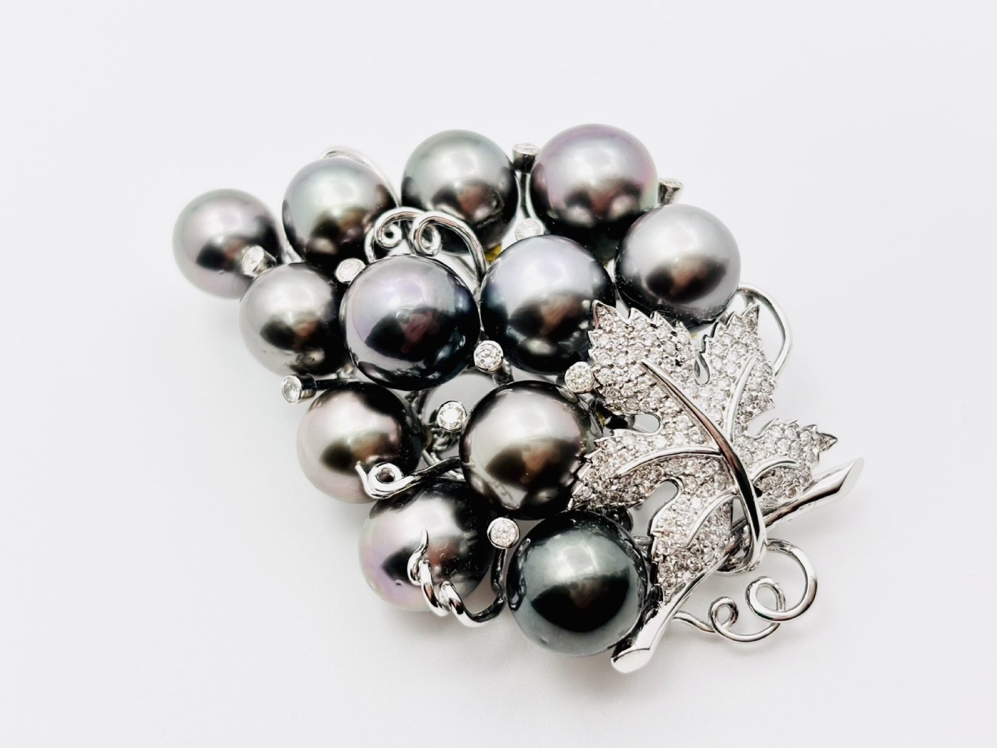 Grape motif pearl, diameter approximately 10.1-11.7mm, D1.35ct, 18K white gold, 44.0g, brooch 