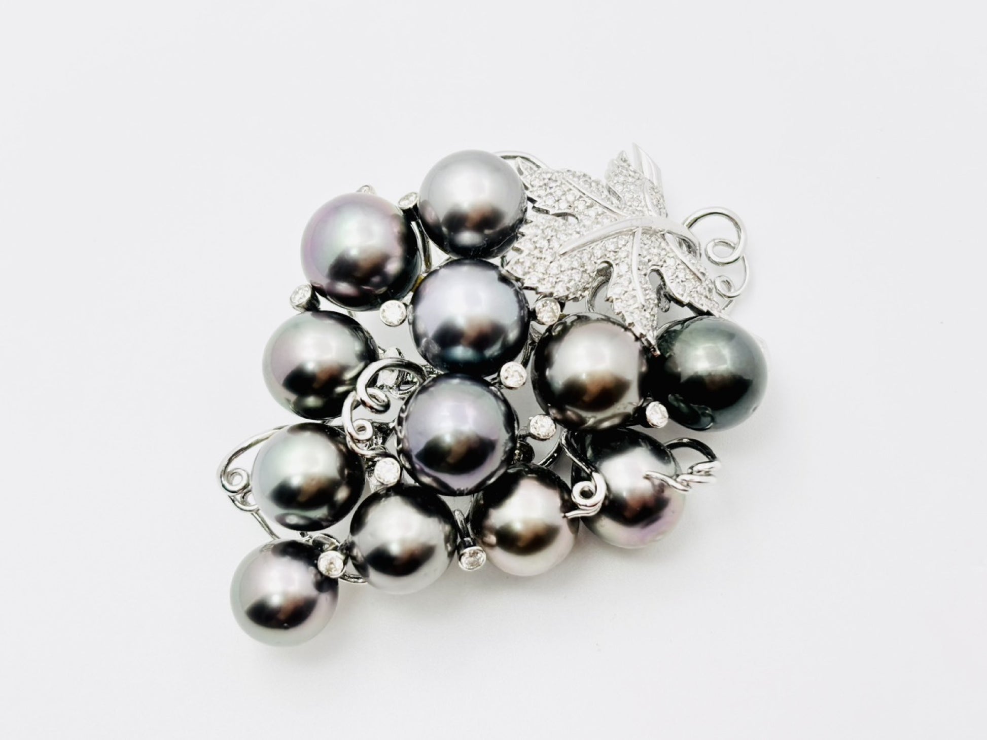 Grape motif pearl, diameter approximately 10.1-11.7mm, D1.35ct, 18K white gold, 44.0g, brooch 