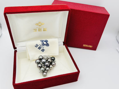 Grape motif pearl, diameter approximately 10.1-11.7mm, D1.35ct, 18K white gold, 44.0g, brooch 