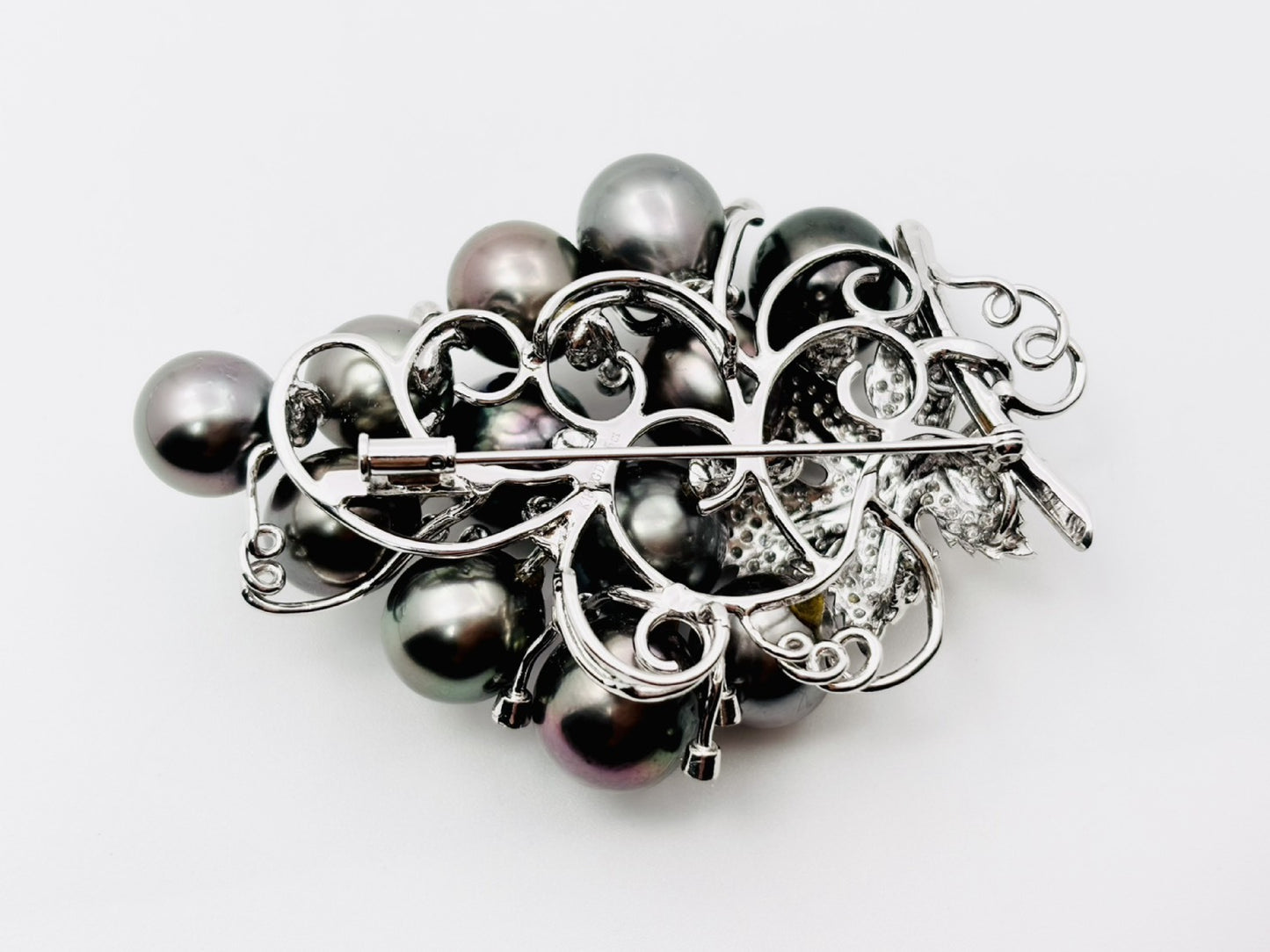 Grape motif pearl, diameter approximately 10.1-11.7mm, D1.35ct, 18K white gold, 44.0g, brooch 