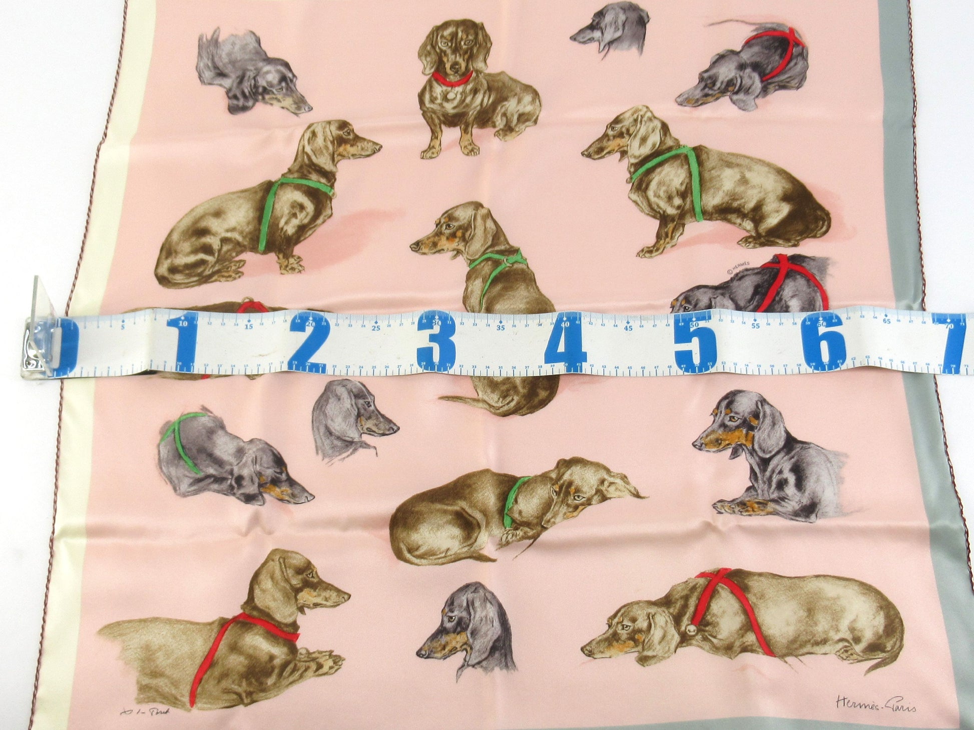 HERMES Carré Hermès Carré 70 LES BASSETS Gav Roche Basset Hound Accessories: Box and other accessories