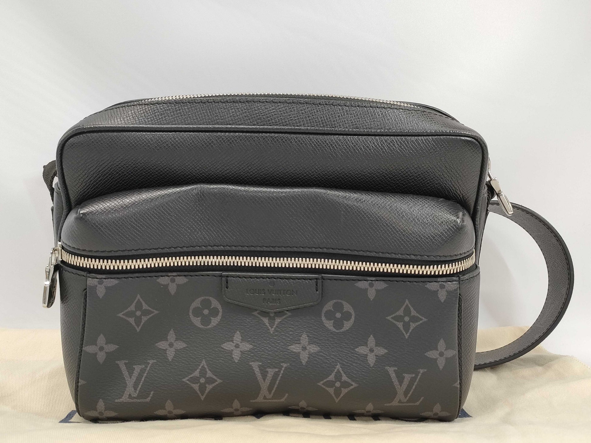 LOUIS VUITTON LOUIS VUITTON Shoulder Bag Outdoor Messenger PM M30233 Shoulder Bag