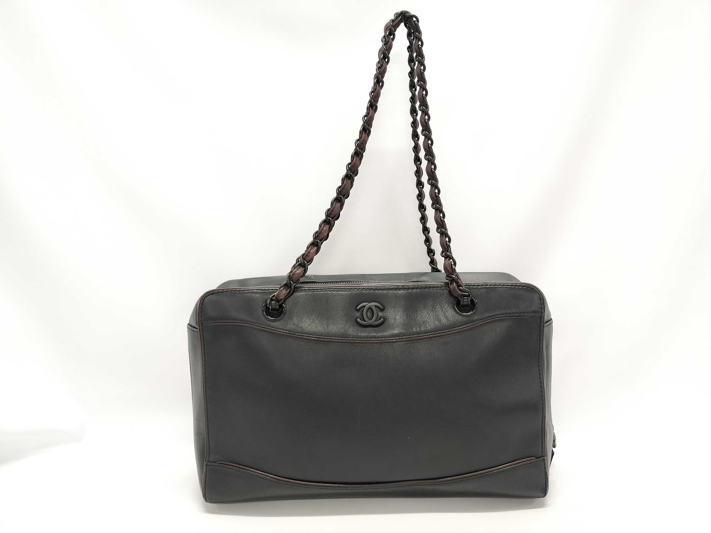 CHANEL CC Vintage Camera Bag in Black Smooth Calfskin Leather with Black Metal Hardware. Tote Bag