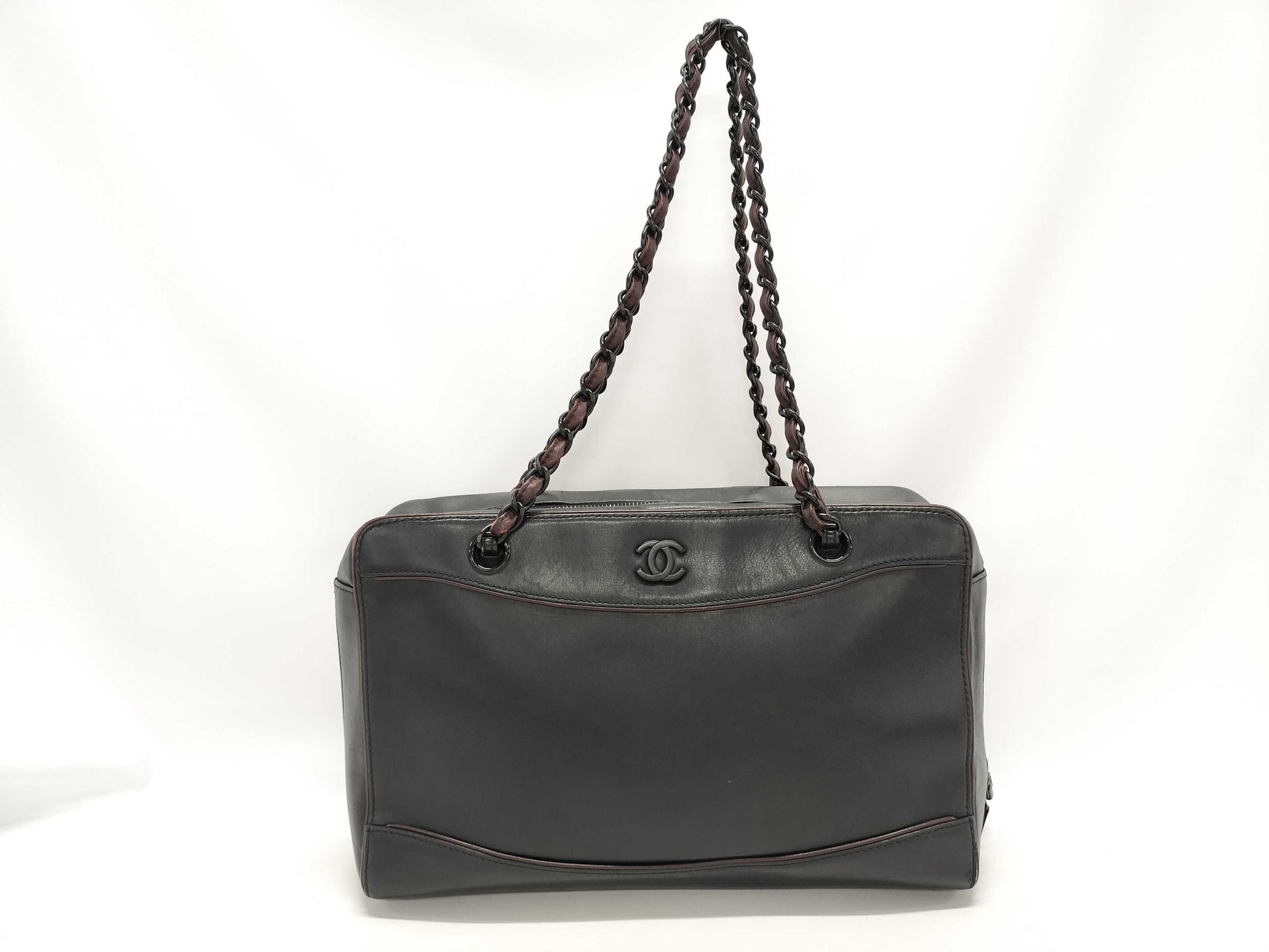 CHANEL CC Vintage Camera Bag in Black Smooth Calfskin Leather with Black Metal Hardware. Tote Bag