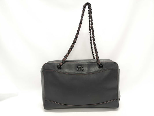CHANEL CC Vintage Camera Bag in Black Smooth Calfskin Leather with Black Metal Hardware. Tote Bag
