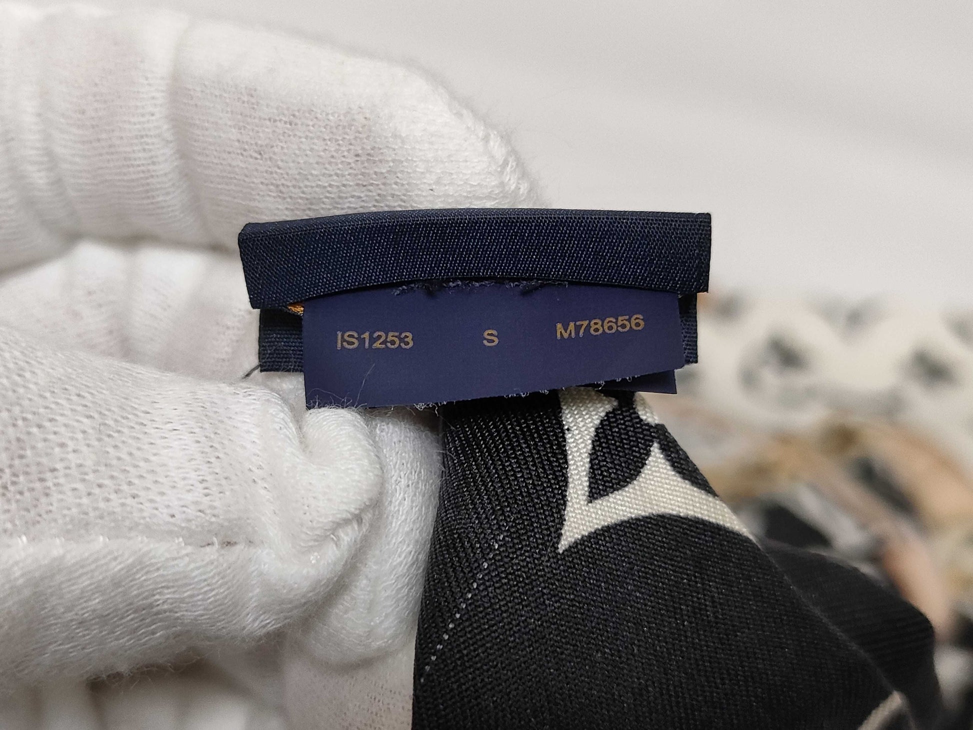 LOUIS VUITTON Louis Vuitton Monogram Bandeau Confidential Black and White Scarf with Tag